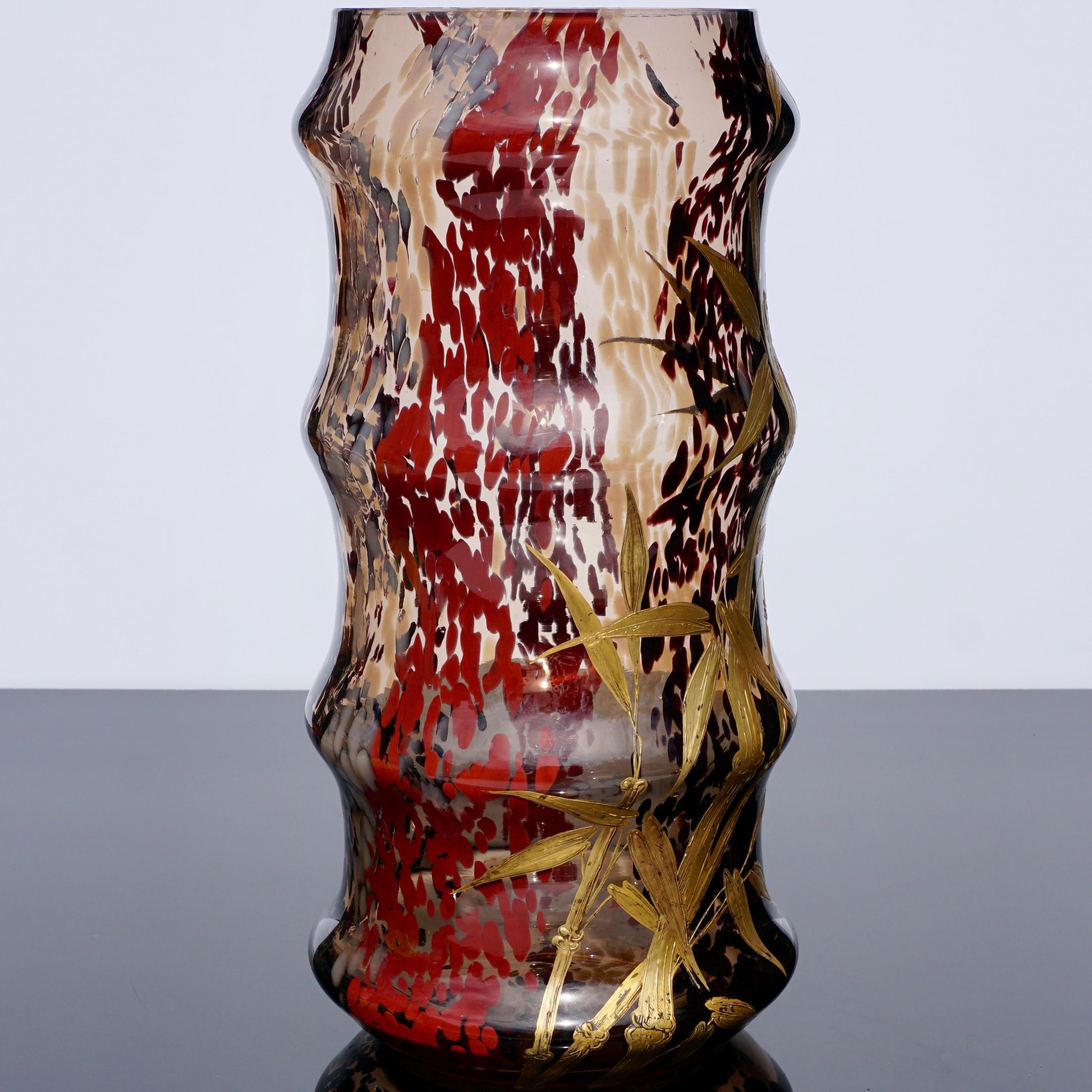 Diese Vasen sind verborgene Juwelen in der Welt der Glaskunst, da sie nie signiert sind. Hergestellt von Earnest Baptiste Leveille in Collaboration mit Eugene Rousseau in Paris, um 1900; diese Vase aus mundgeblasenem Glas mit gesprenkelten