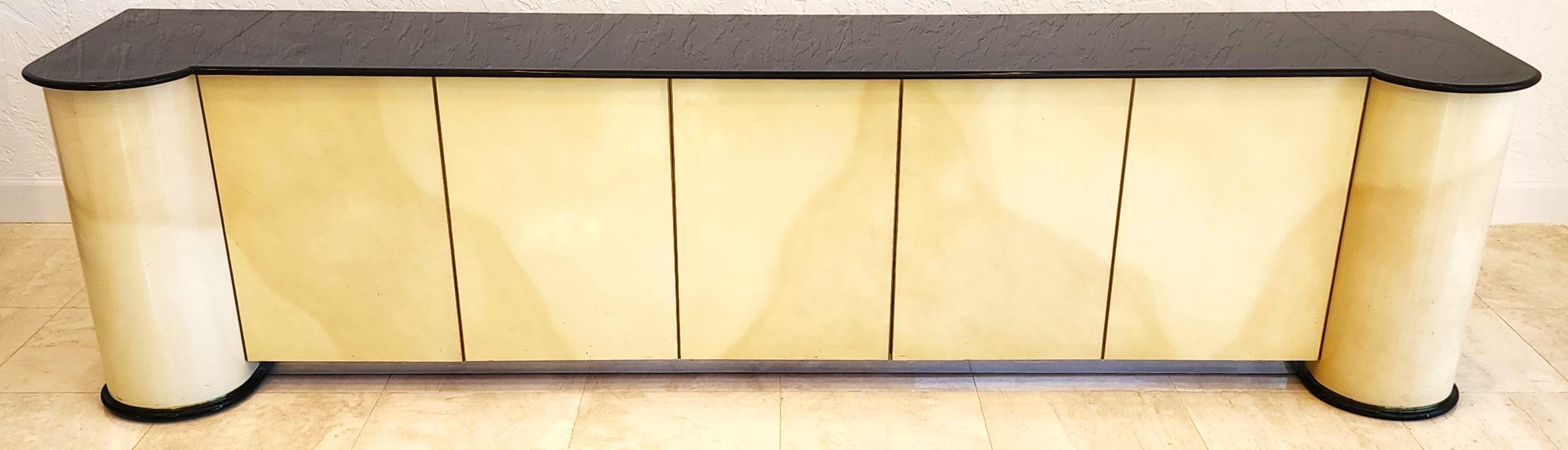 Per la descrizione completa dell'articolo clicca su Più dettagli qui sotto.

Offriamo una delle nostre recenti acquisizioni di mobili di pregio di Palm Beach Estate di una
Ernest C. Masi Credenza laccata in finta pelle di capra nello stile di Karl