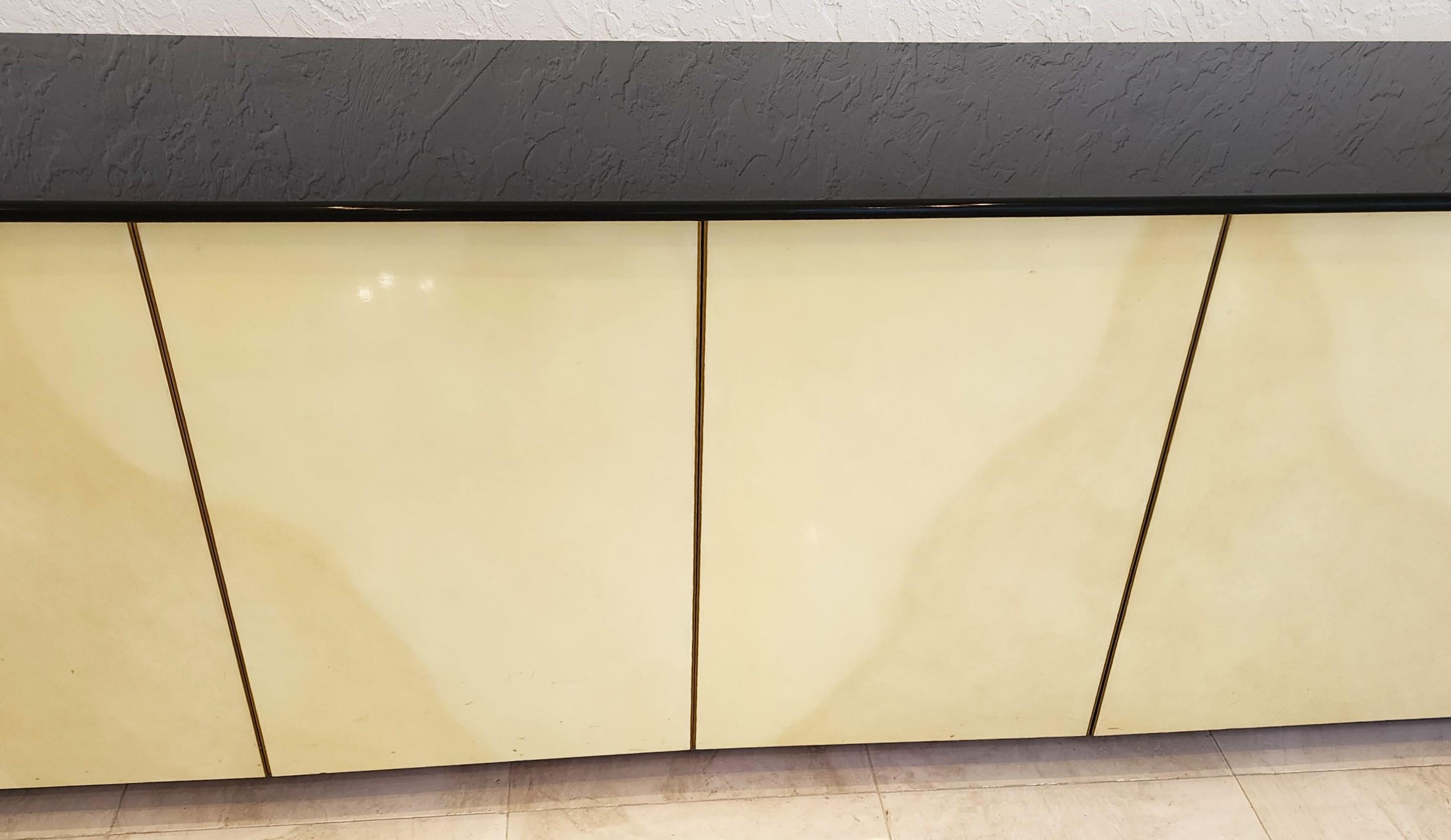 Laccato Credenza in pelle di capra Ernest C. Masi Stile Karl Springer in vendita
