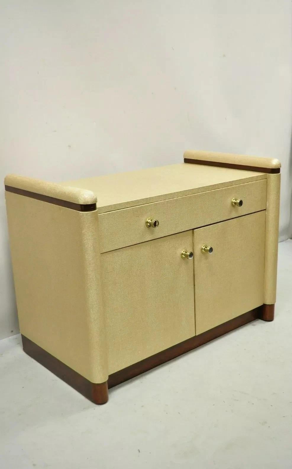 Ernest C Masi Gold Raffia Art Deco Style Bedside Cabinet Table Nightstand Chest. L'objet se compose d'un étui enveloppé de raphia doré, de garnitures et d'accents en bois massif, de 2 portes battantes, d'une étiquette d'origine, d'un tiroir, d'un