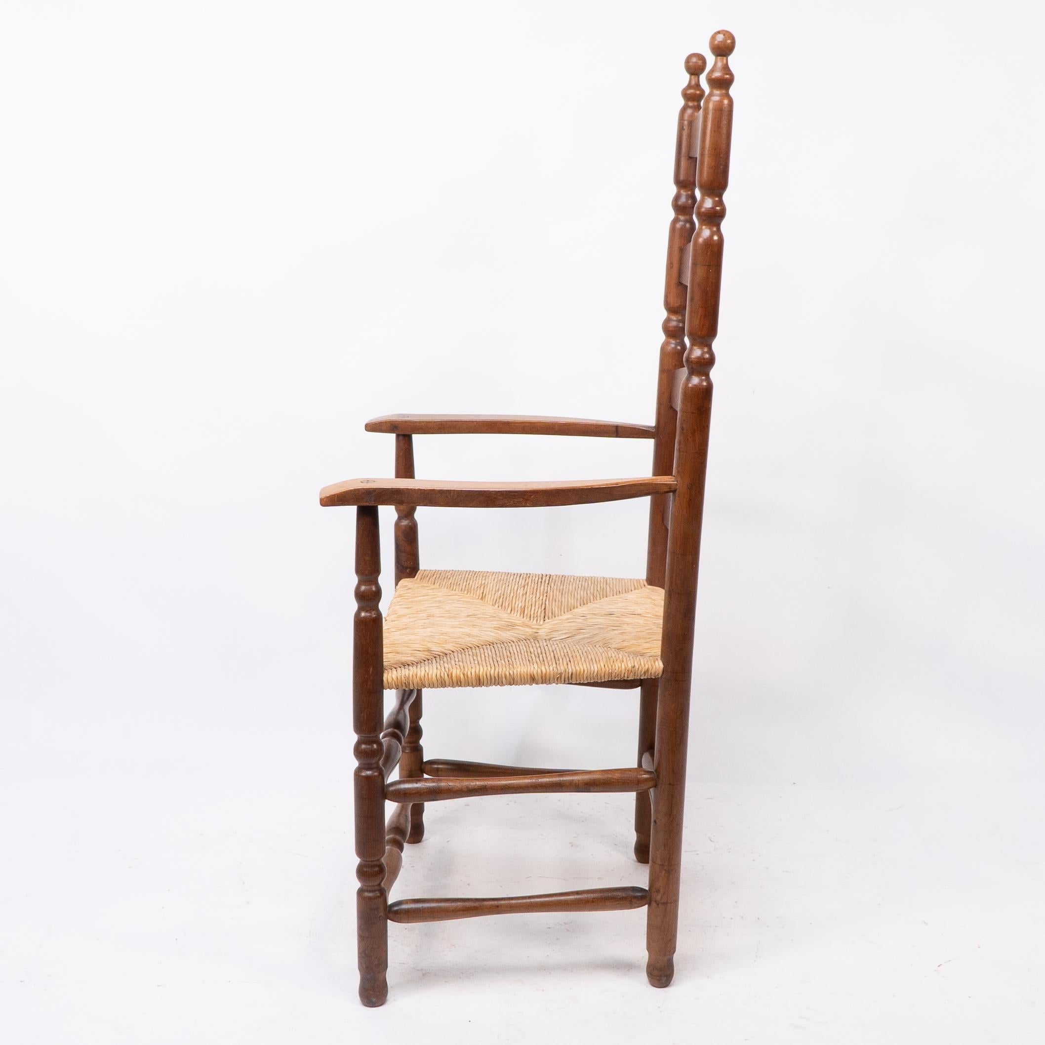 Ernest Gimson. Coppia di poltrone con schienale a scaletta e tornitura a tombolo in legno di tasso In condizioni buone in vendita a London, GB