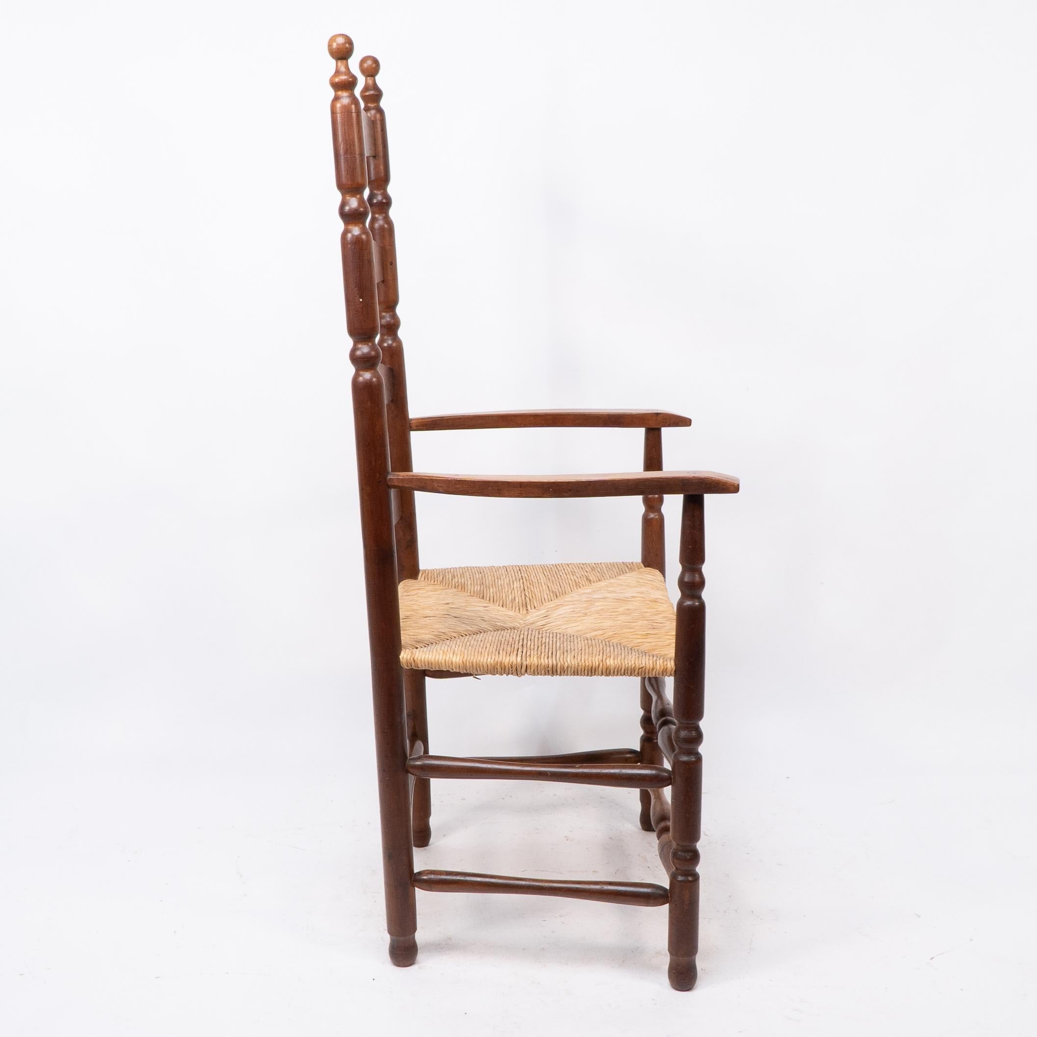 Inizio XX secolo Ernest Gimson. Coppia di poltrone con schienale a scaletta e tornitura a tombolo in legno di tasso in vendita