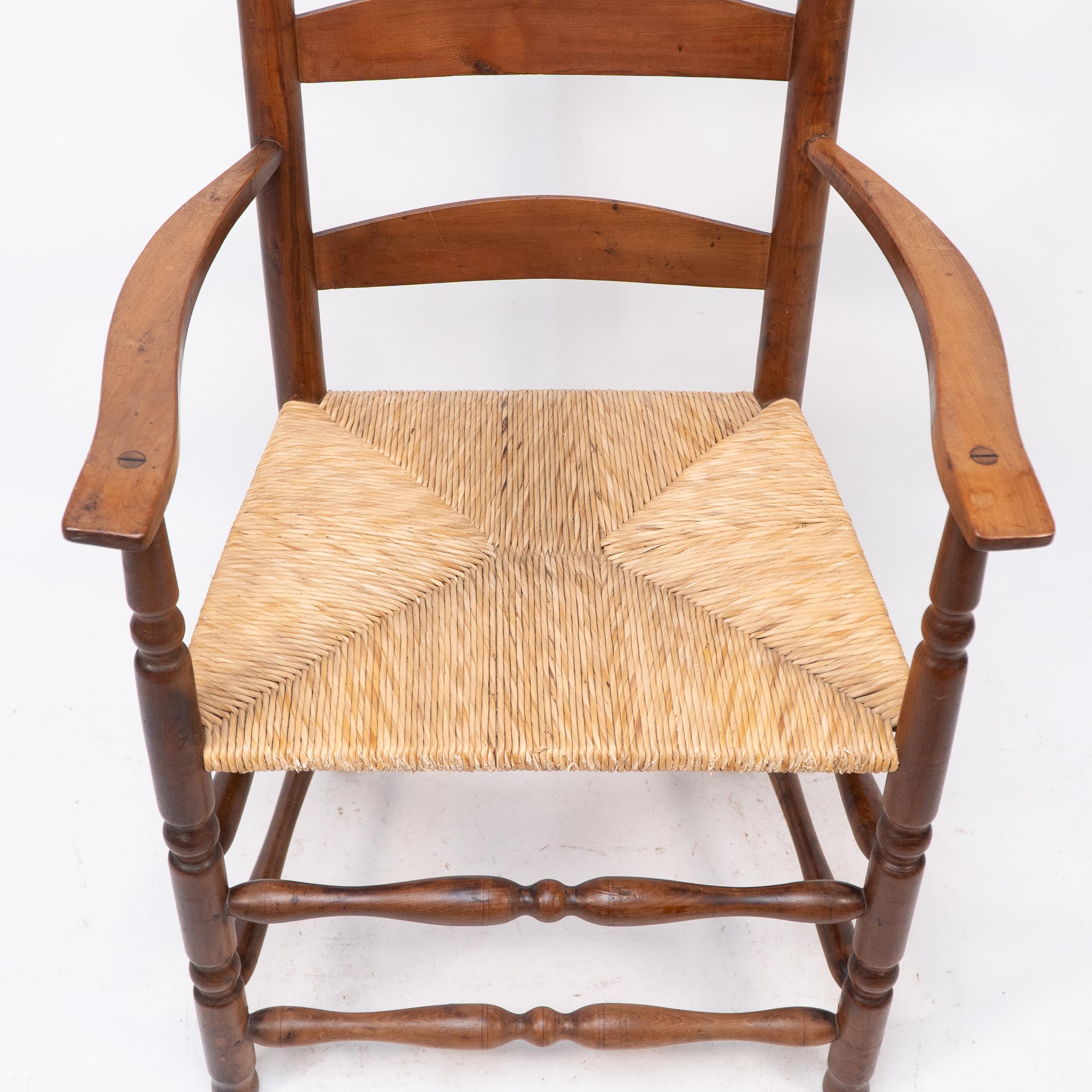Ernest Gimson. Coppia di poltrone con schienale a scaletta e tornitura a tombolo in legno di tasso in vendita 4