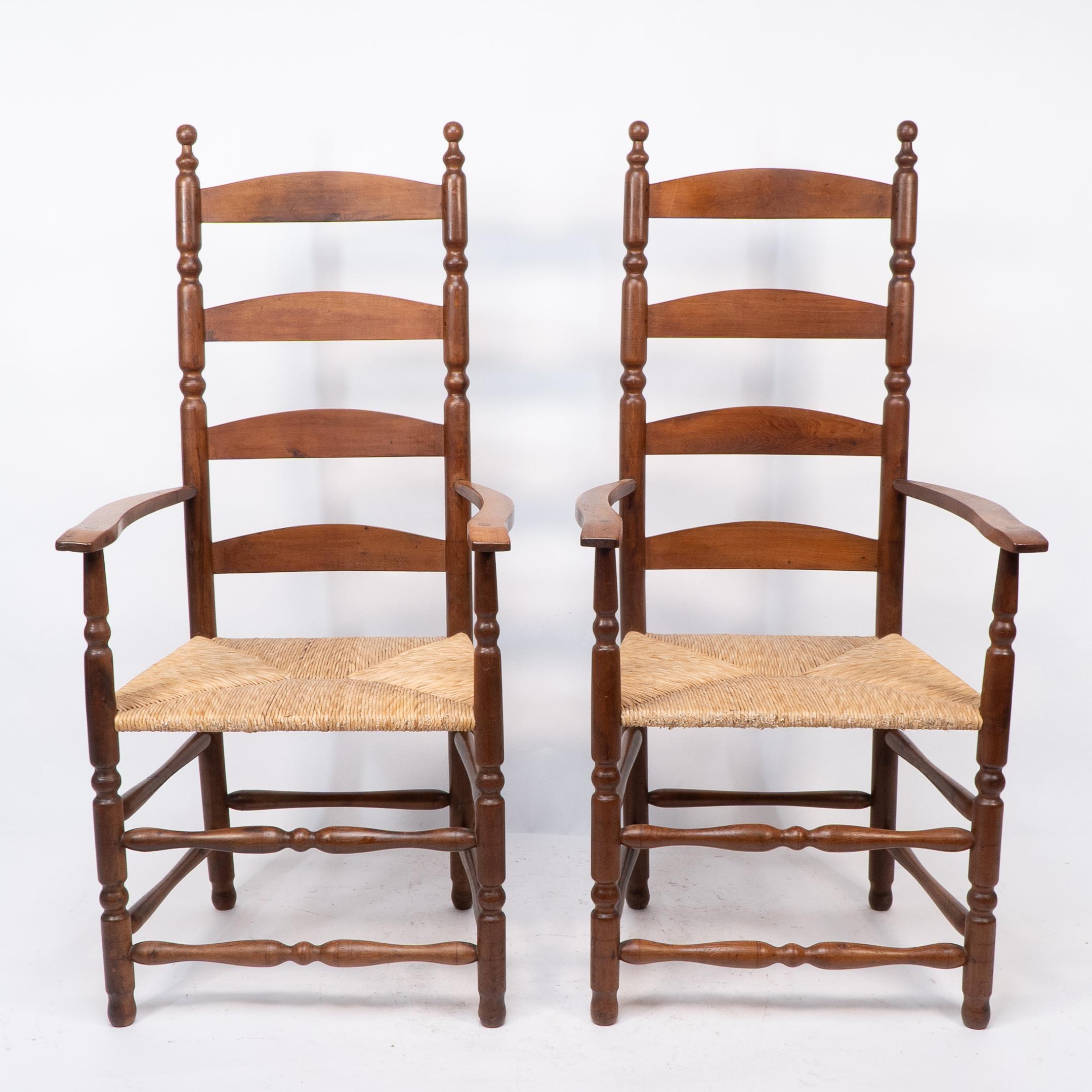 Ernest Gimson, designer. Coppia di poltrone di buona qualità in legno di tasso della Cotswold School con schienale a scaletta e seduta in giunco.