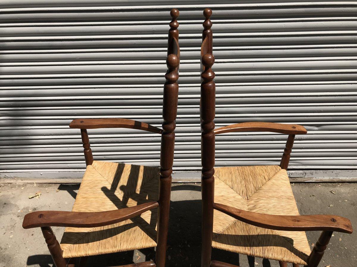 Début du 20ème siècle Ernest Gimson, paire de fauteuils en bois d'if à dossier en échelle et à dossier tourné Bobbin en vente