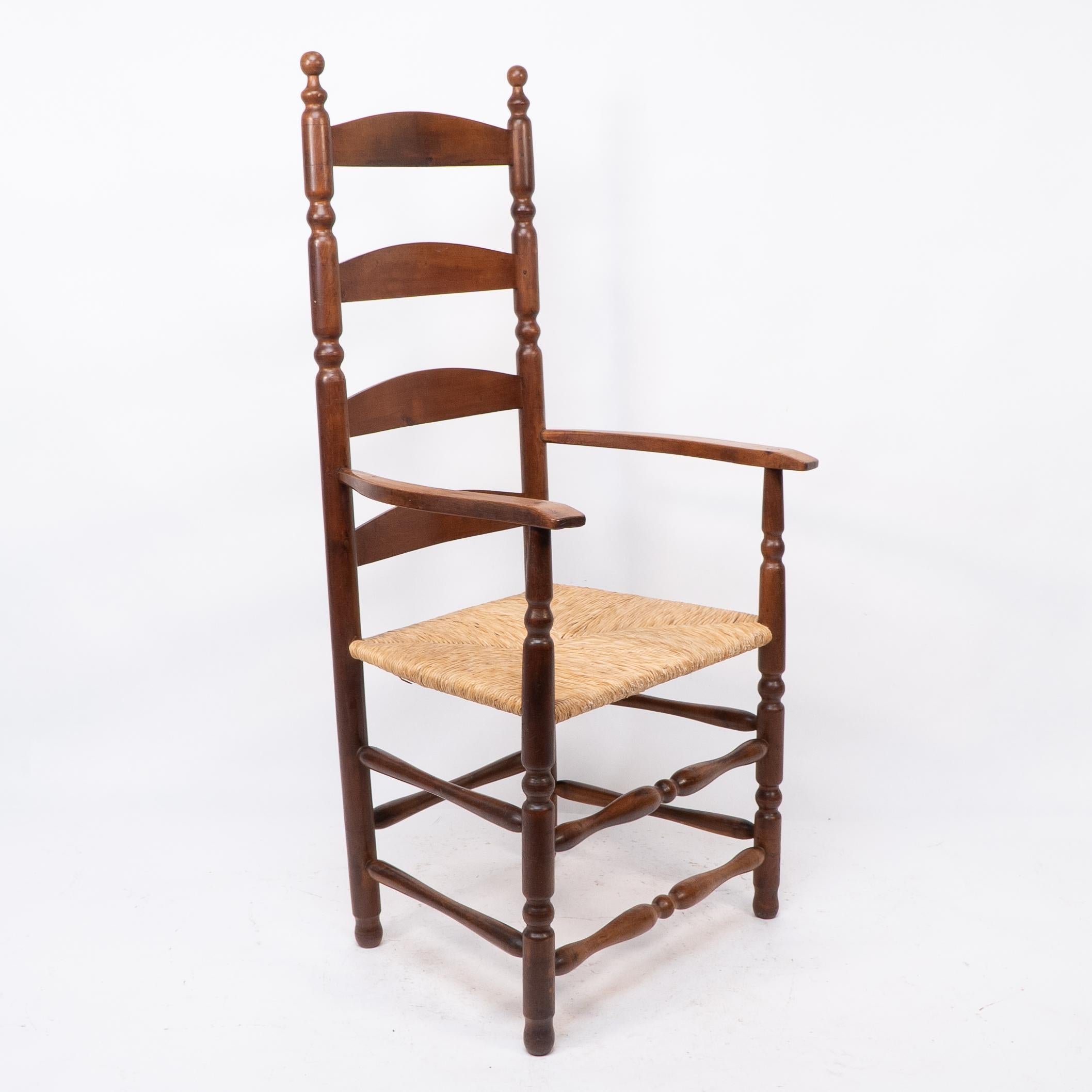 Arts and Crafts Ernest Gimson. Coppia di poltrone con schienale a scaletta e tornitura a tombolo in legno di tasso in vendita