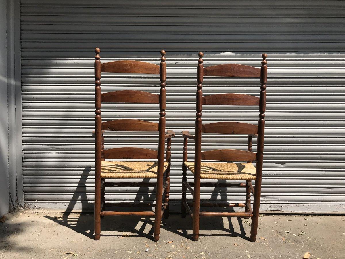 Ernest Gimson, ein Paar Eibenholz-Sessel mit Leiterrücken und Bobbin-Sesseln (Eichenholz) im Angebot
