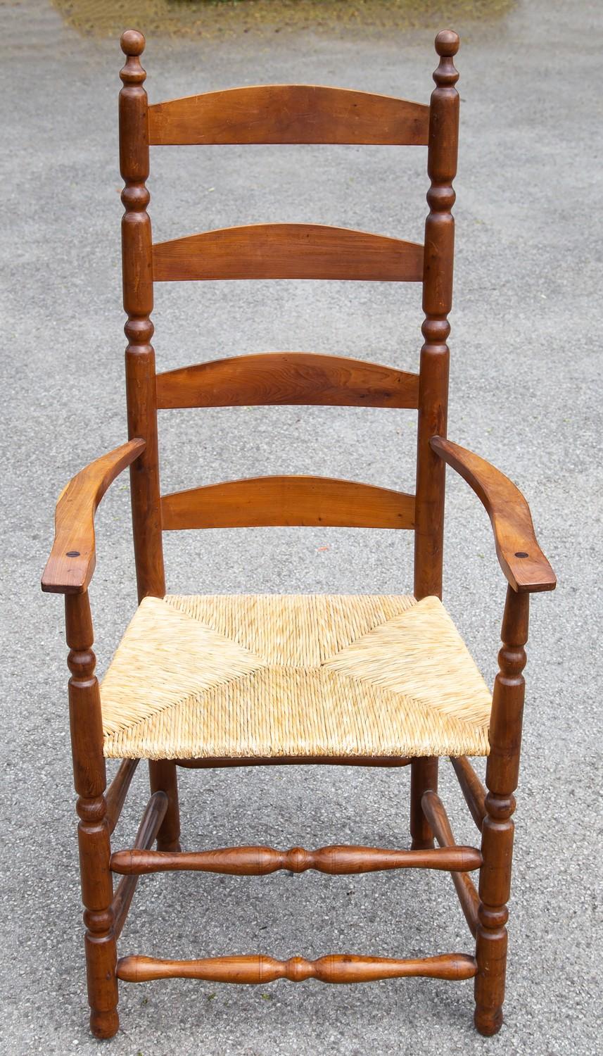 Ernest Gimson, paire de fauteuils en bois d'if à dossier en échelle et à dossier tourné Bobbin en vente 1