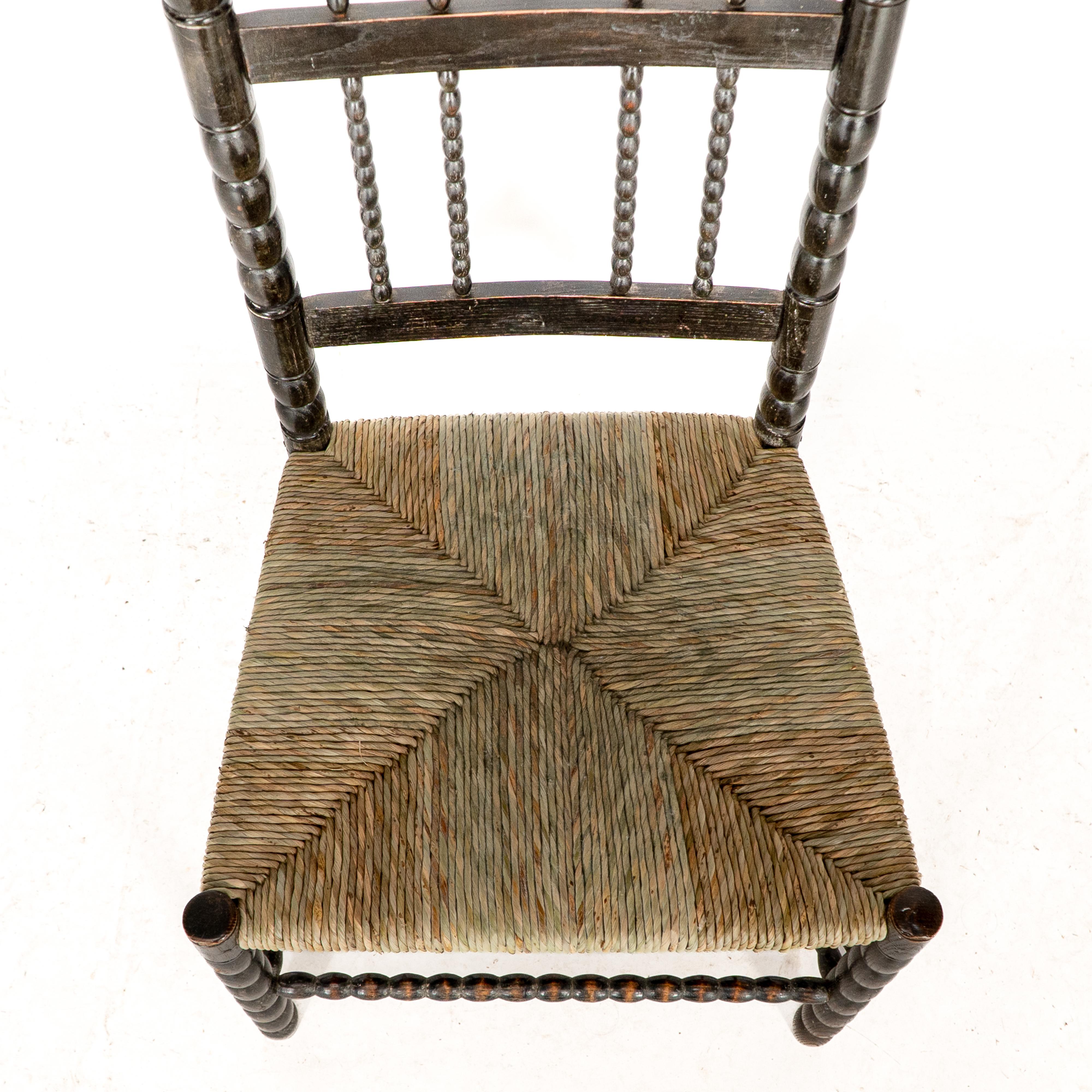 Ernest Gimson. Rare fauteuil bas de l'école Cotswold en bois d'ébène tourné en bobbin en vente 2