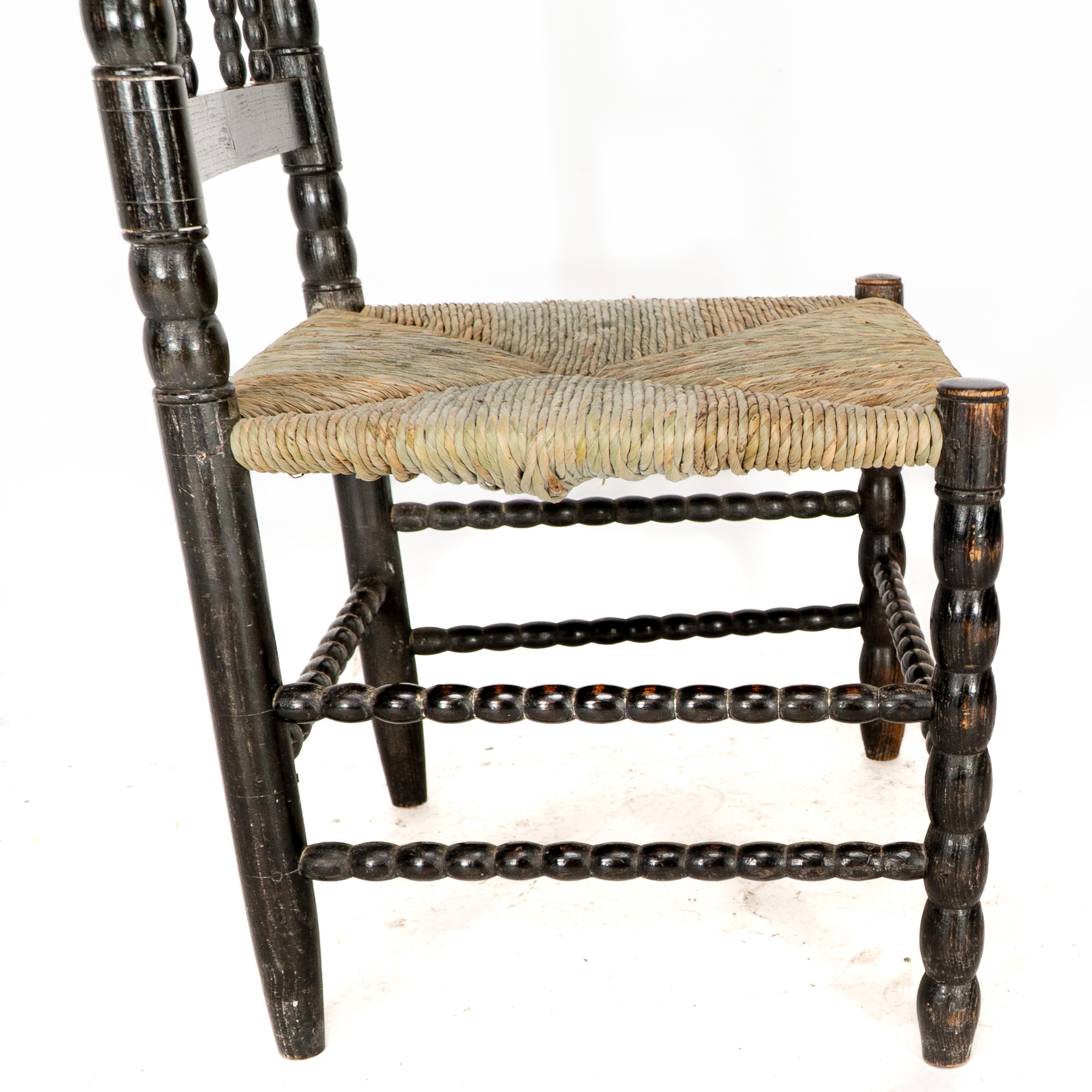 Ernest Gimson. Rare fauteuil bas de l'école Cotswold en bois d'ébène tourné en bobbin en vente 5