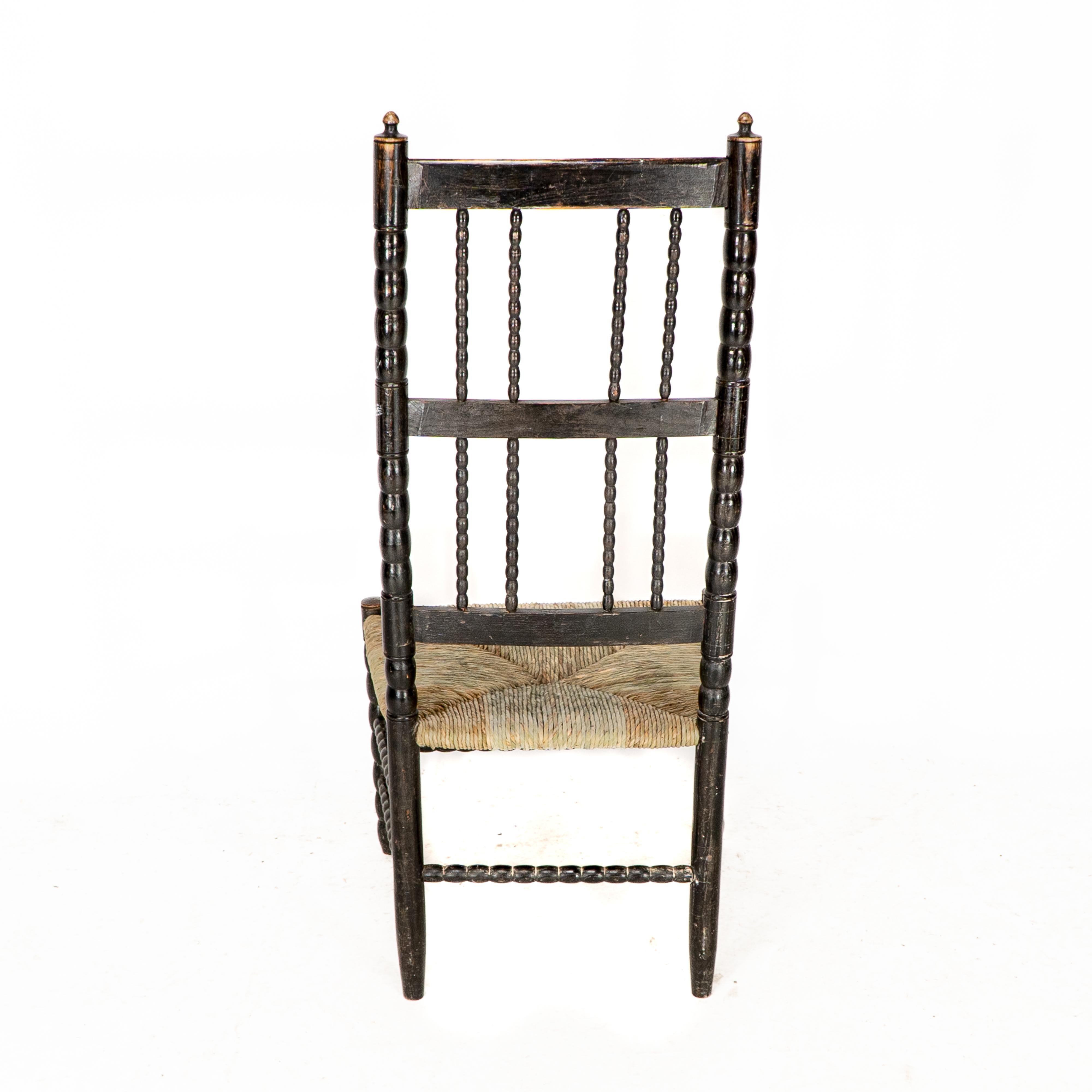 Ernest Gimson. Rare fauteuil bas de l'école Cotswold en bois d'ébène tourné en bobbin en vente 9