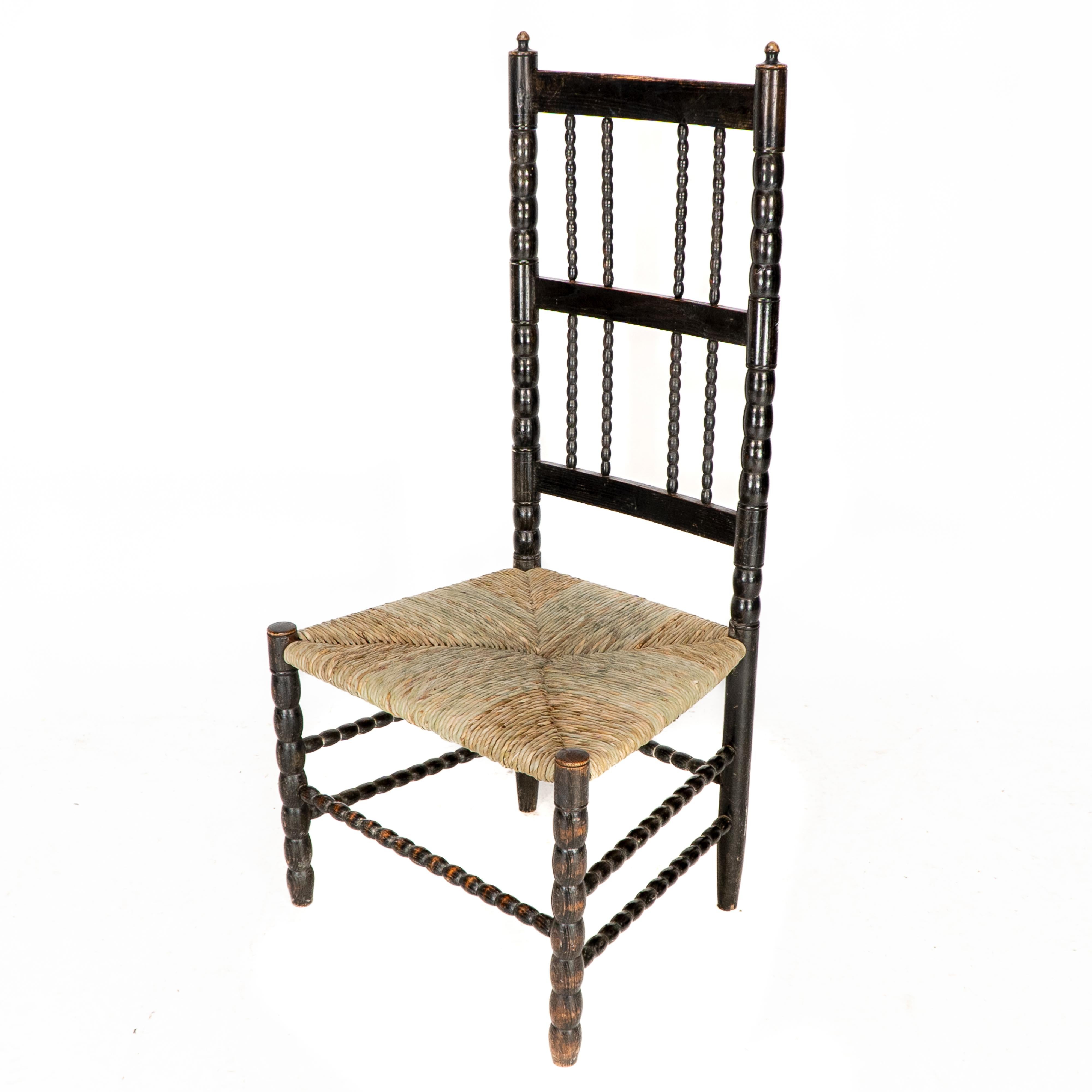 Arts and Crafts Ernest Gimson. Rare fauteuil bas de l'école Cotswold en bois d'ébène tourné en bobbin en vente