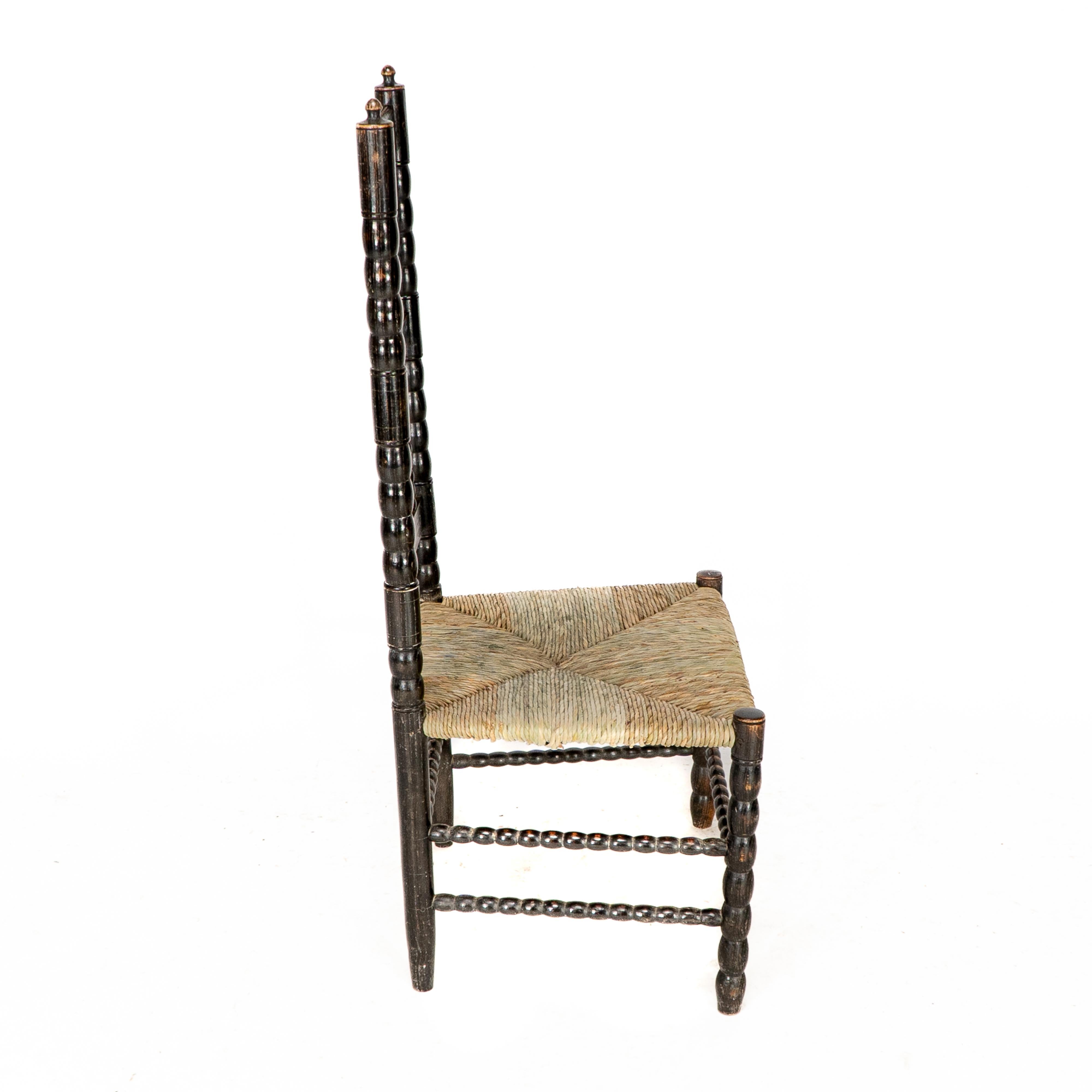 Anglais Ernest Gimson. Rare fauteuil bas de l'école Cotswold en bois d'ébène tourné en bobbin en vente