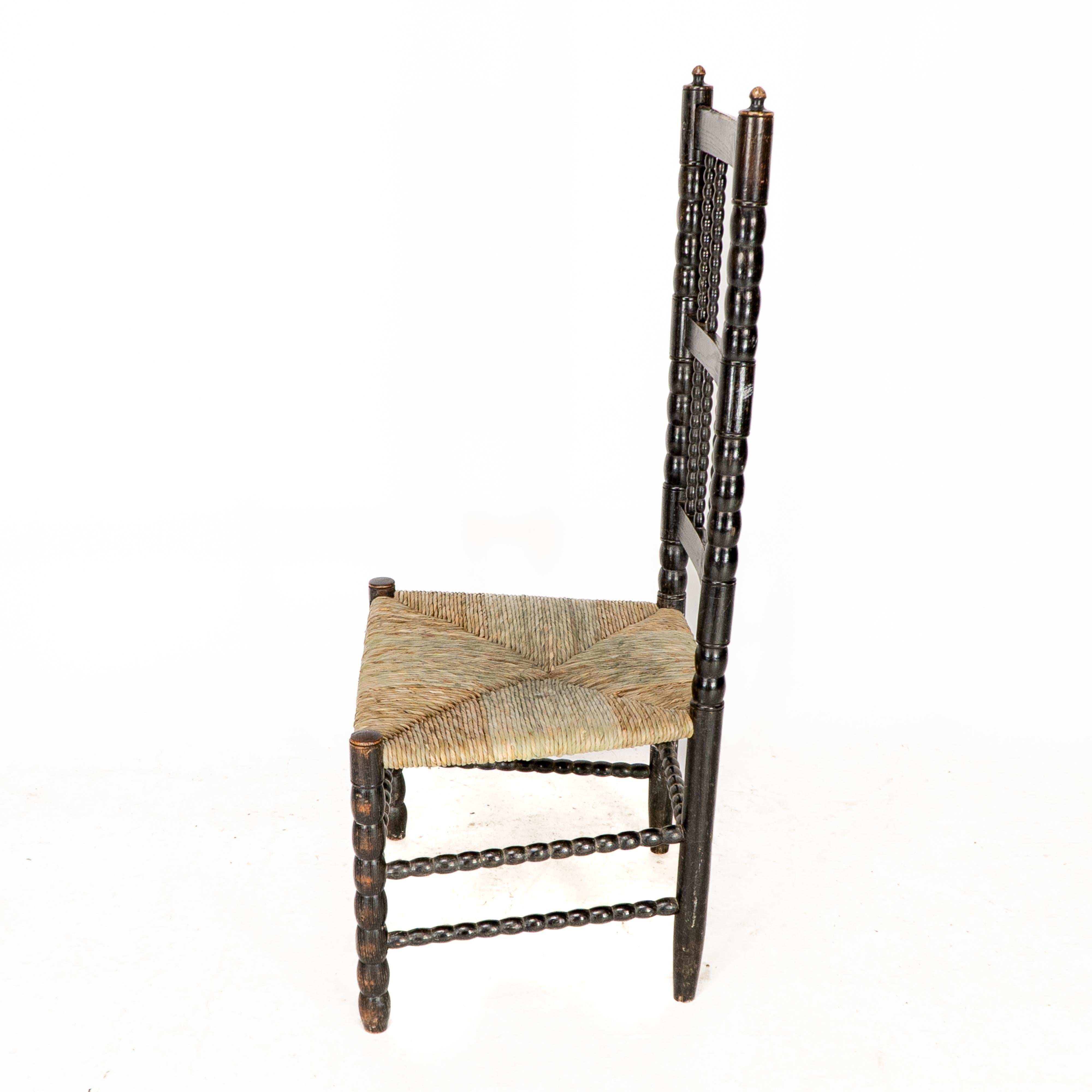 Ébénisé Ernest Gimson. Rare fauteuil bas de l'école Cotswold en bois d'ébène tourné en bobbin en vente