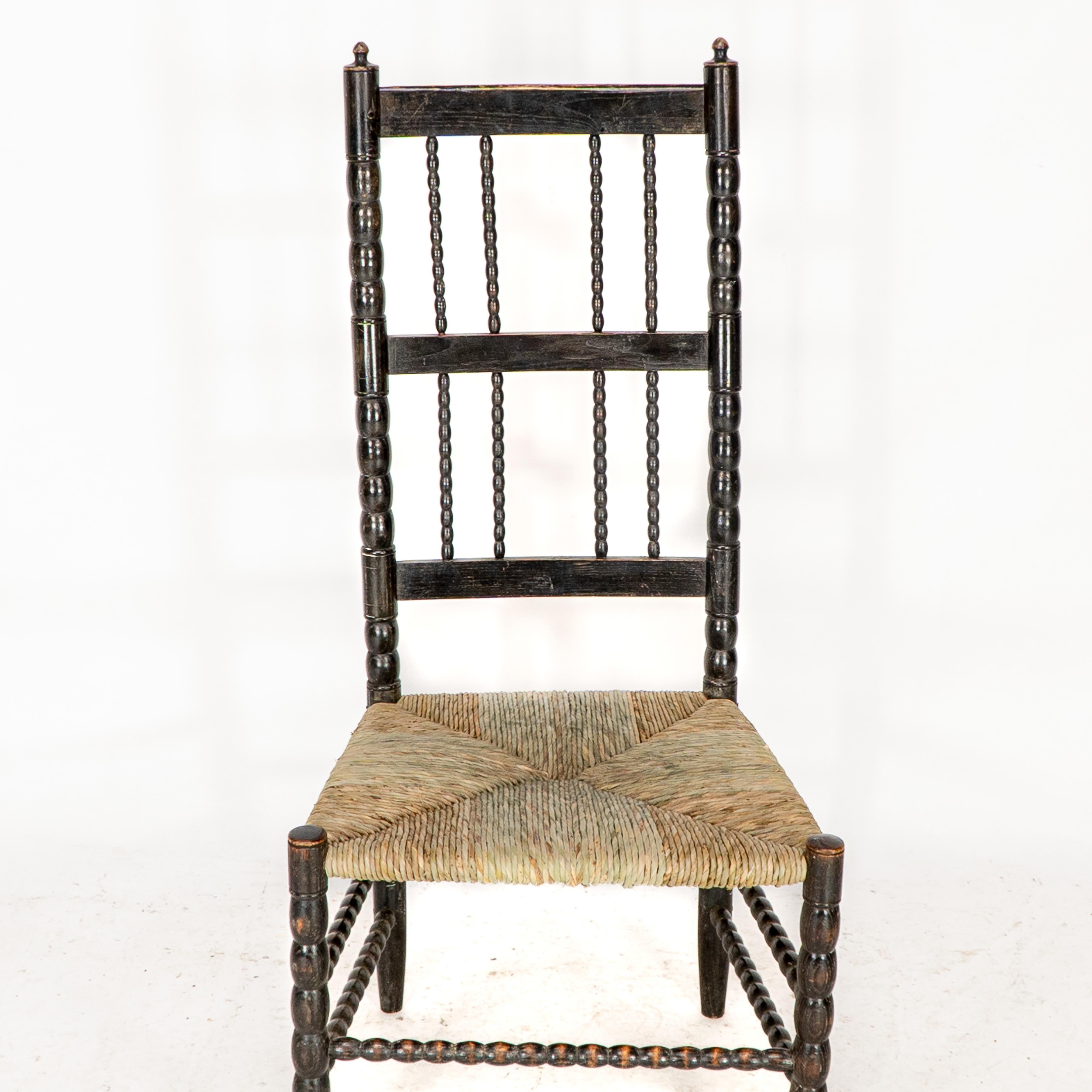 Ernest Gimson. Rare fauteuil bas de l'école Cotswold en bois d'ébène tourné en bobbin Bon état - En vente à London, GB