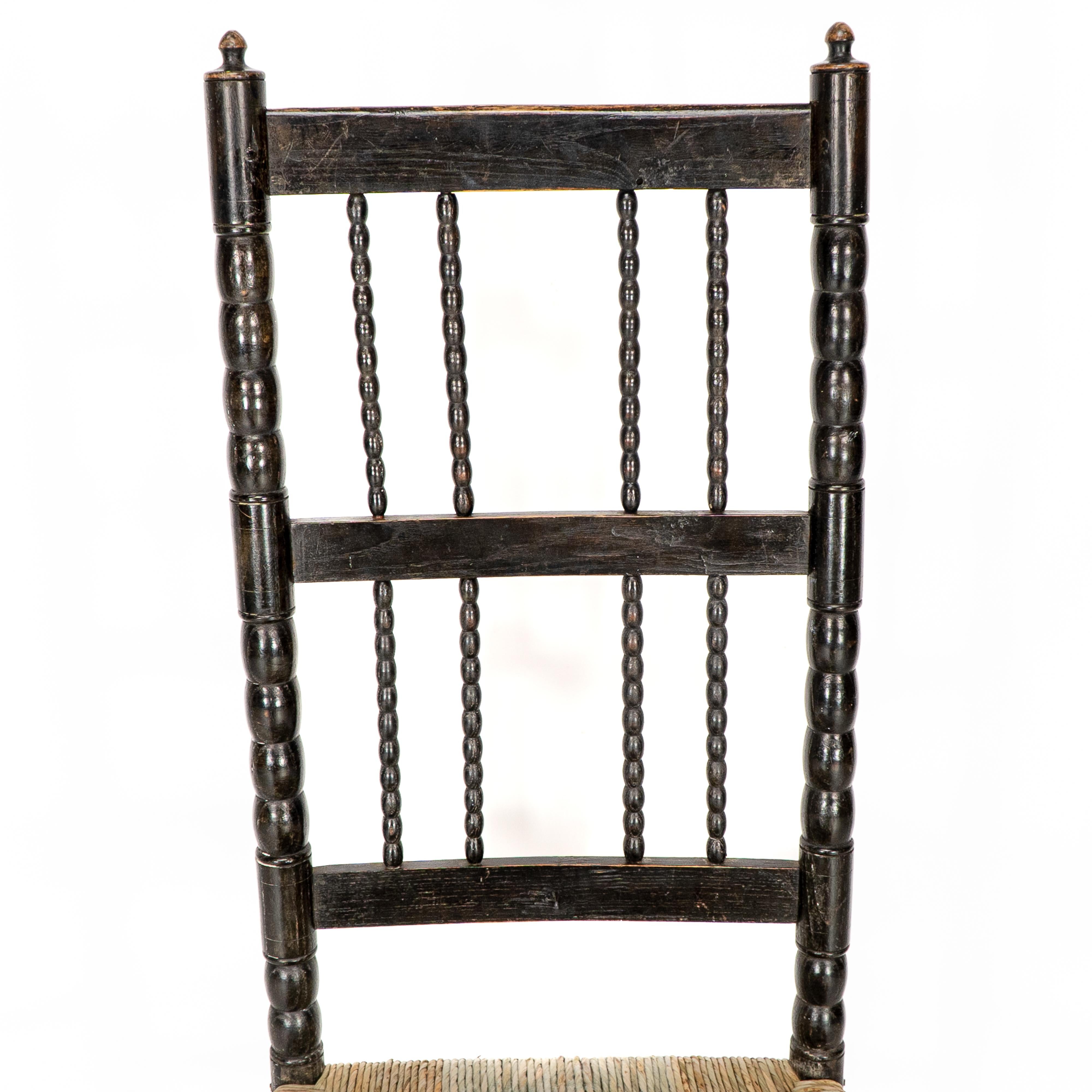 Début du 20ème siècle Ernest Gimson. Rare fauteuil bas de l'école Cotswold en bois d'ébène tourné en bobbin en vente