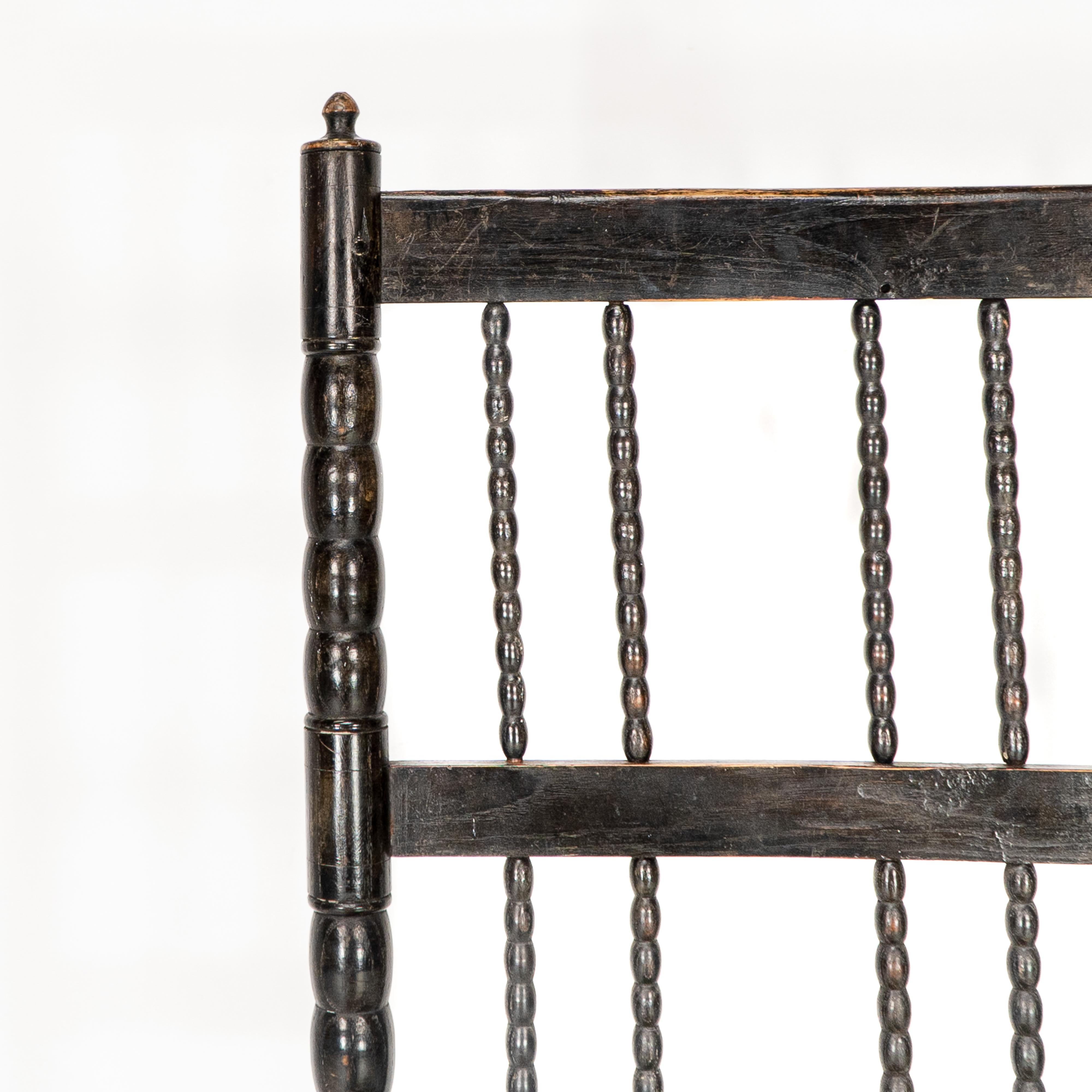 Bois Ernest Gimson. Rare fauteuil bas de l'école Cotswold en bois d'ébène tourné en bobbin en vente
