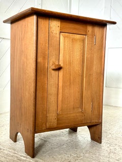 Comodino della Cotswold School di Ernest Gimson