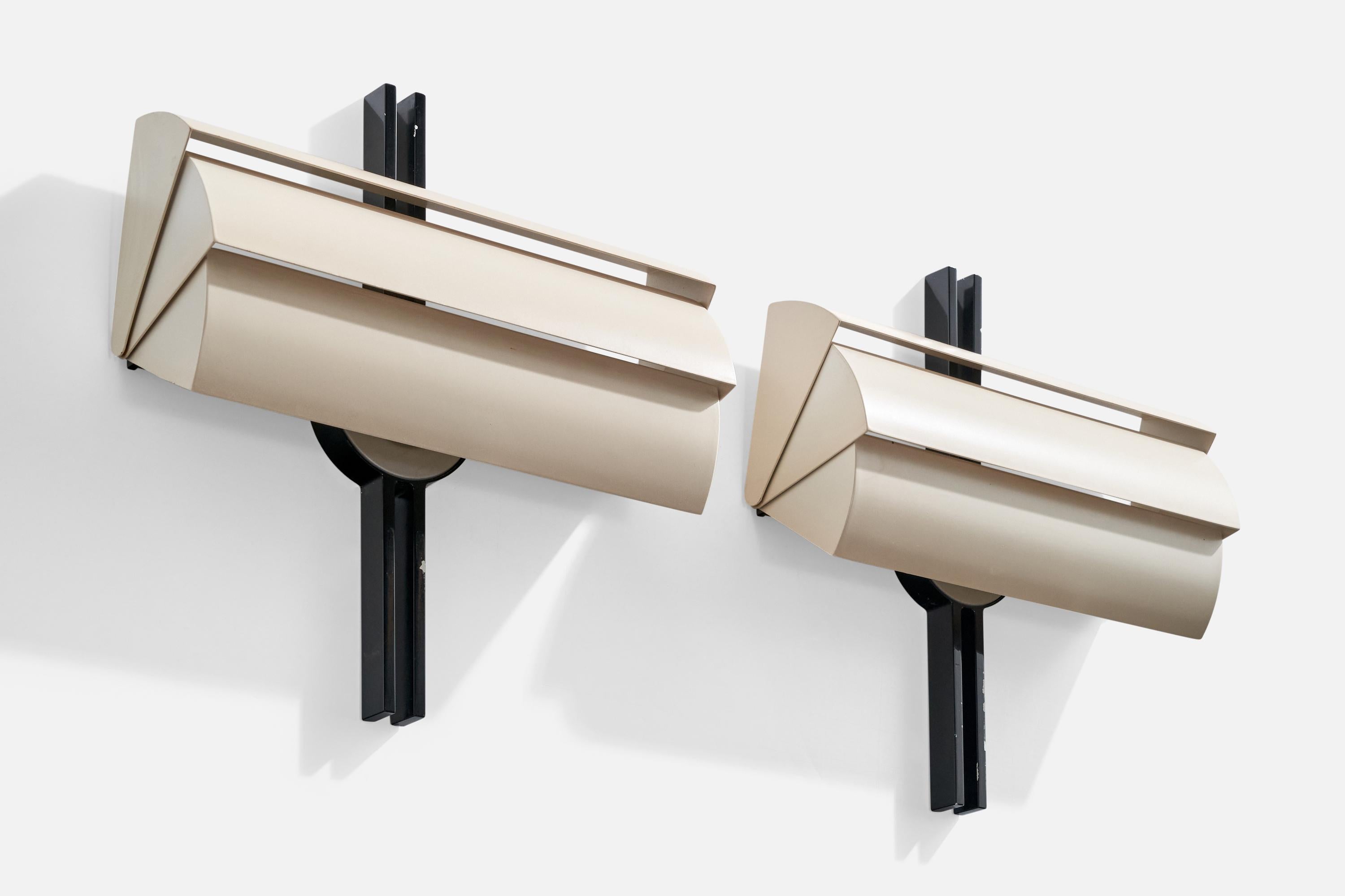 Ein Paar weiß und schwarz lackierte Wandleuchten, entworfen von Ernest Gismondi und hergestellt von Artemide, Italien, ca. 1980er Jahre.

Ein Paar Wandleuchten aus Metall, entworfen und hergestellt von einem italienischen Designer, Italien, 1960er