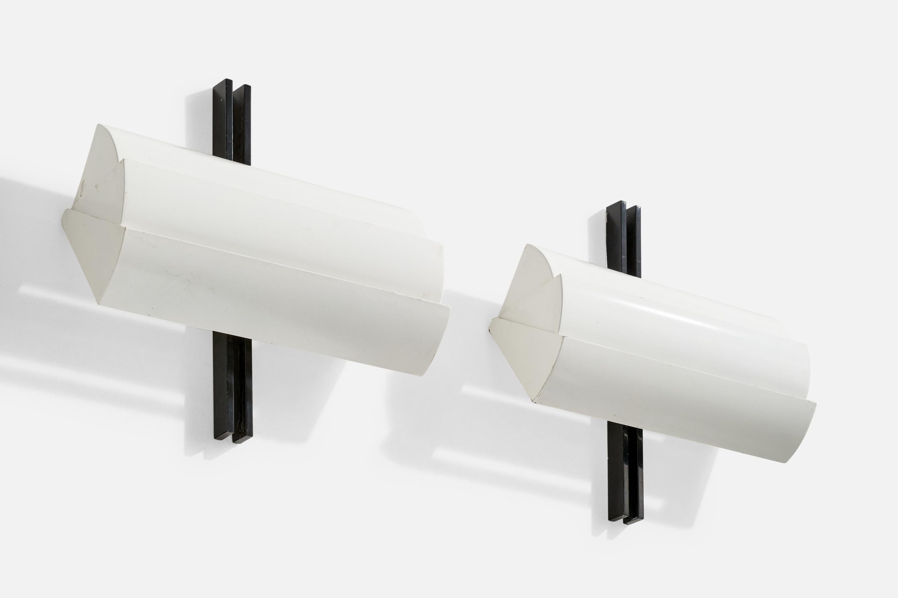 Ein Paar weiß und schwarz lackierte Wandleuchten, entworfen von Ernest Gismondi und hergestellt von Artemide, Italien, ca. 1980er Jahre

Gesamtabmessungen (Zoll): 15,625