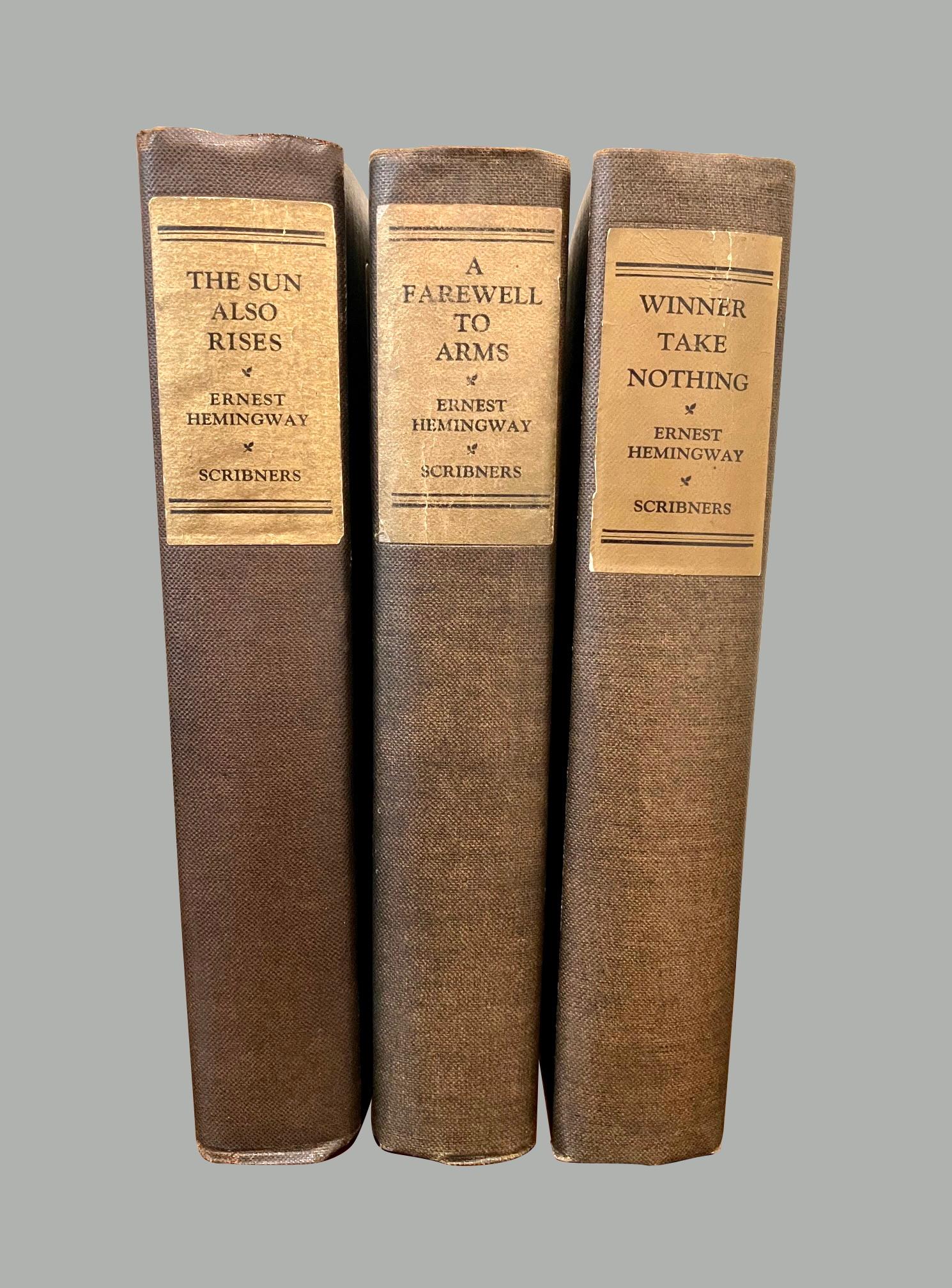 Trois premières éditions des premiers romans d'Hemingway :

