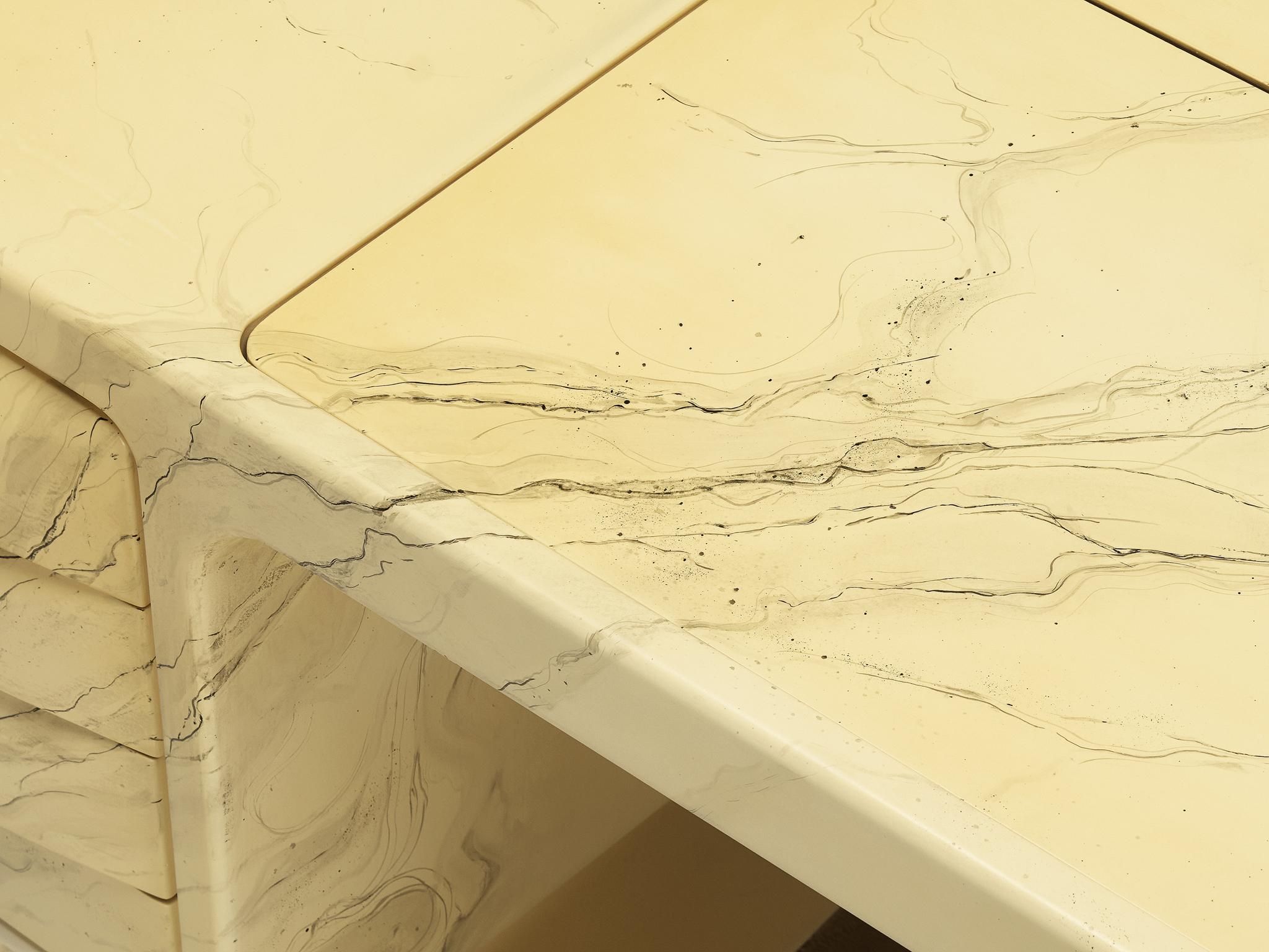 Ernest Igl für Wilhelm Werndl Schreibtisch aus Fiberglas in Marmoroptik (Ende des 20. Jahrhunderts) im Angebot