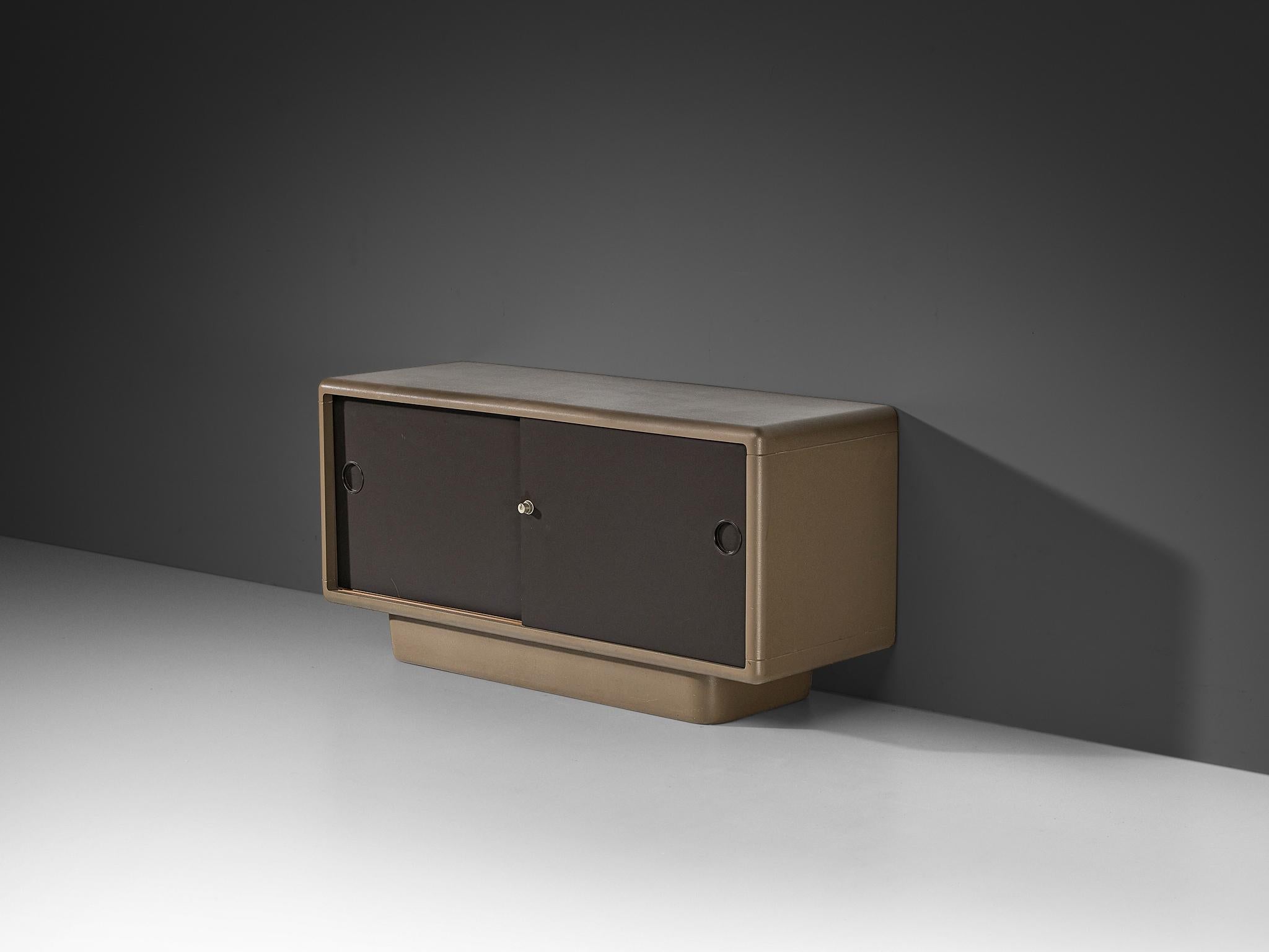 Ernest Igl per Wilhelm Werndl, armadio, poliuretano, Germania, 1970/71

Ernest Igl, conosciuto anche con il suo nome d'arte, si è recentemente guadagnato un pubblico internazionale per il suo lavoro di design. Una versione arancione della scrivania