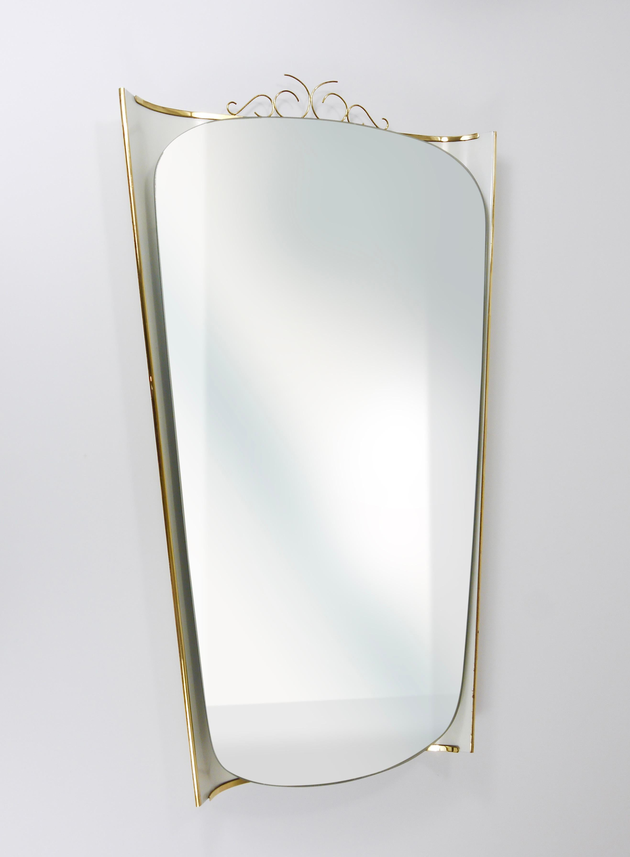 Precioso espejo de pared iluminado de estilo italiano de mediados del siglo XX, diseñado por Ernest Igl y fabricado por Hillebrand Lighting en Alemania. De metal beige/blanco roto/marfil, tiene bonitos detalles de latón, sobre todo una encantadora