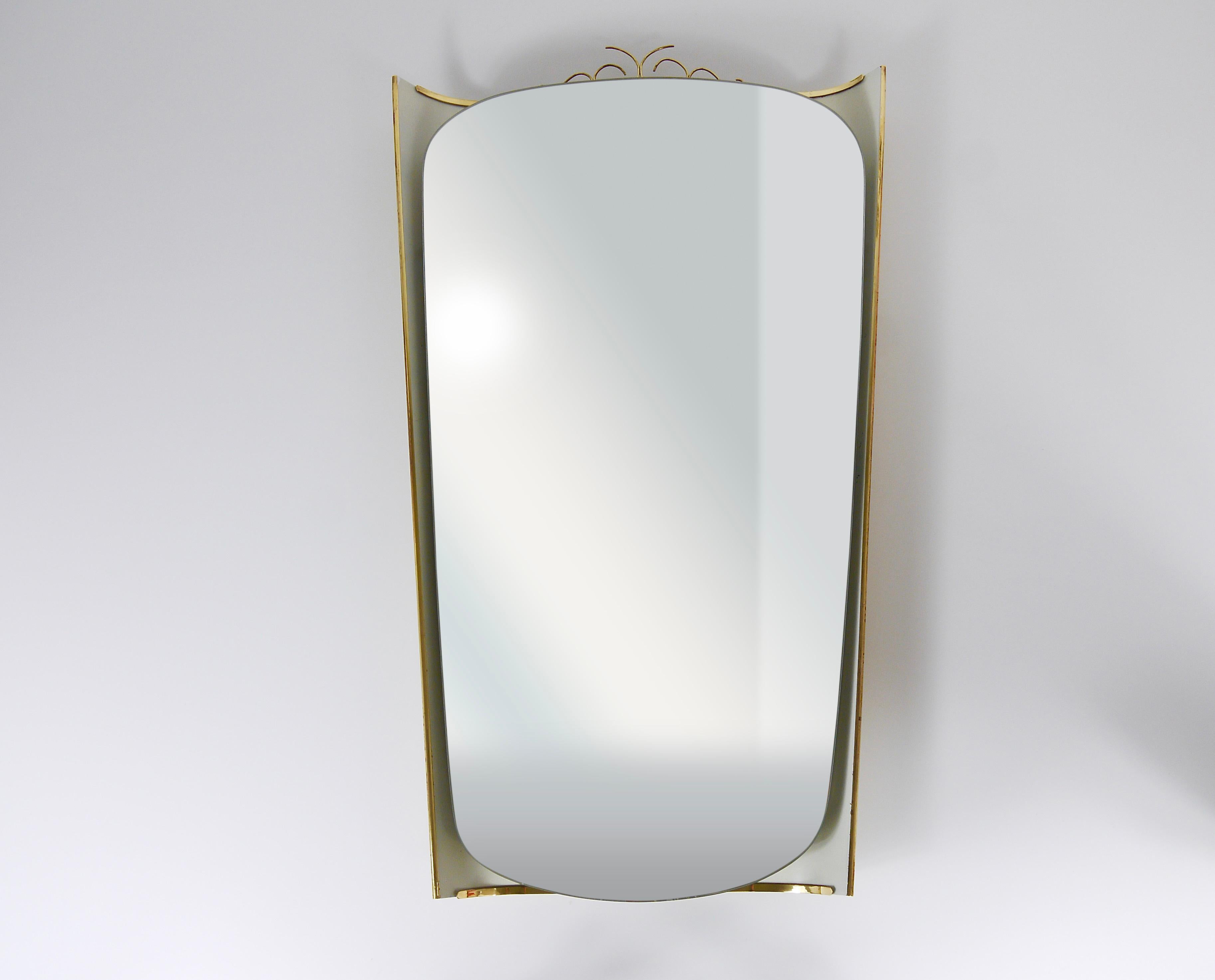 Espejo de pared Ernest Igl iluminado de mediados de siglo con corona de latón, de Hillebrand en Bueno estado para la venta en Vienna, AT