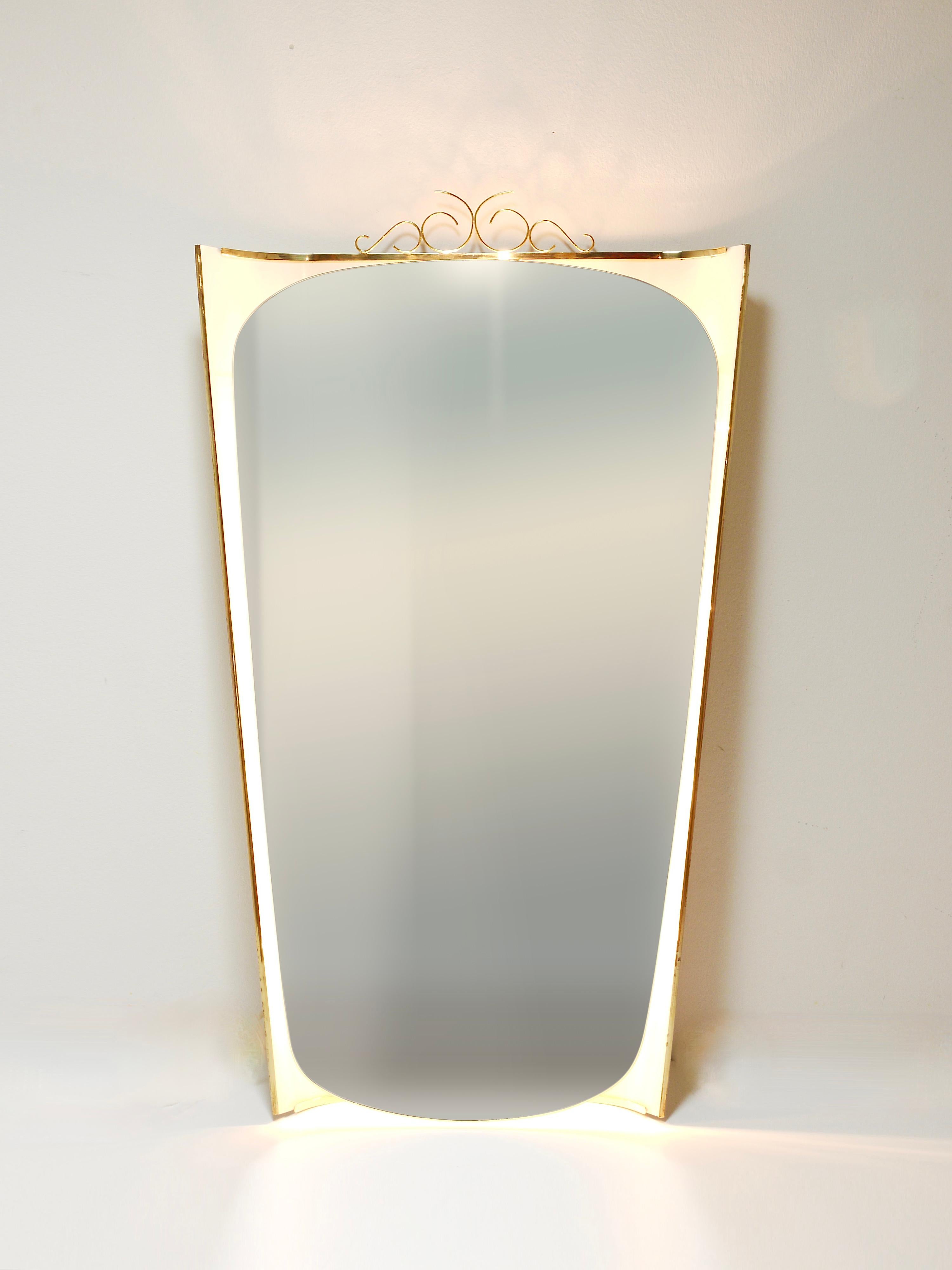 Espejo de pared Ernest Igl iluminado de mediados de siglo con corona de latón, de Hillebrand Metal en venta