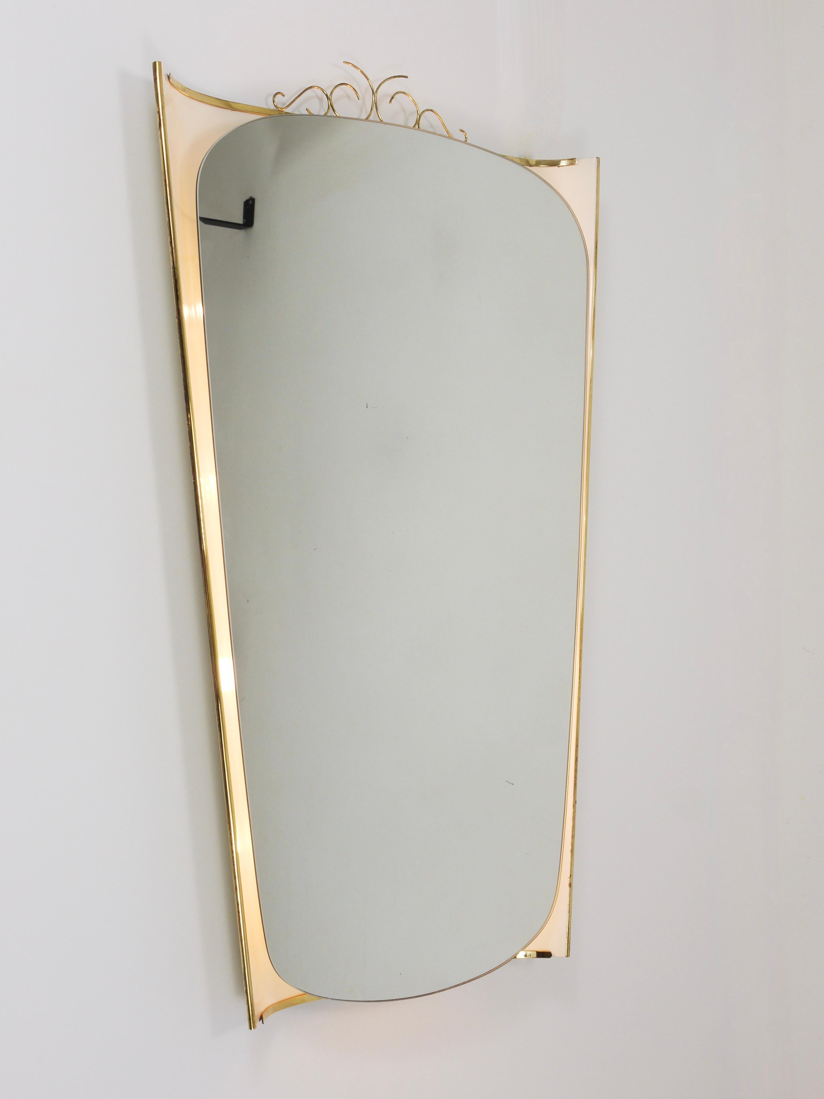 Espejo de pared Ernest Igl iluminado de mediados de siglo con corona de latón, de Hillebrand en venta 1