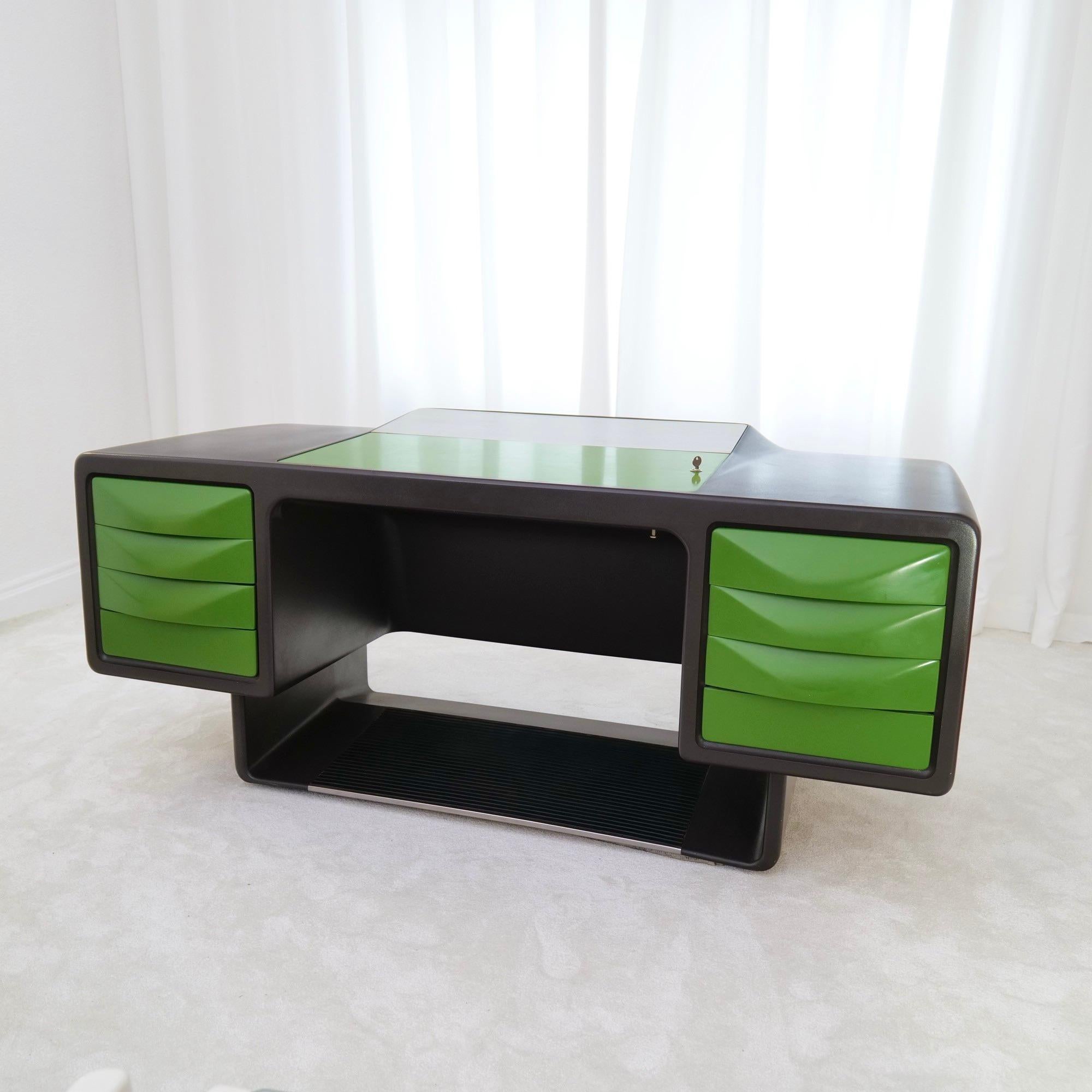 Igl Jet Top directors desk made out of Baydur (Fiberglas)

The material Baydur developed specifically for the table by Bayer AG in the 1970s. The properties of this material proved to be particularly strong. Special shapes, such as the appearance