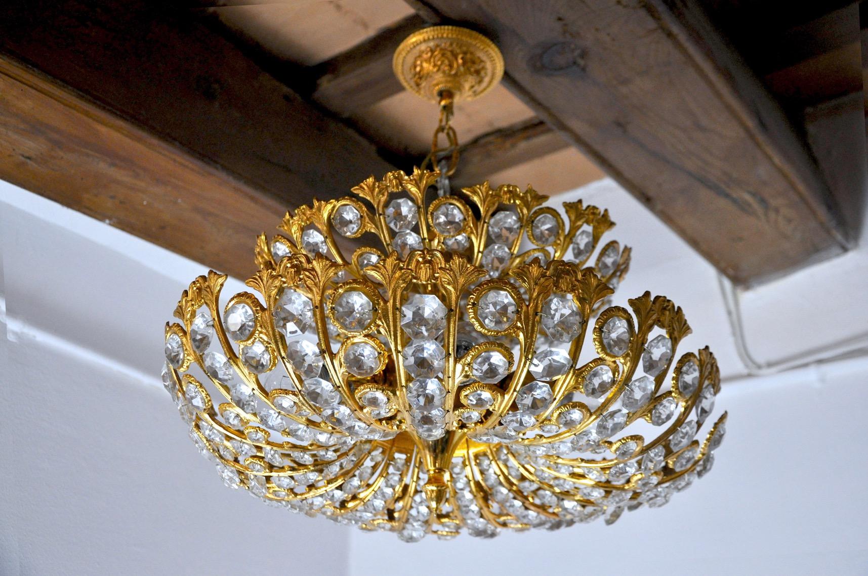 Raro e grande lampadario palwa designato da Ernest Palme e prodotto negli anni '60 a Barcellona. Struttura dorata composta da cristalli tagliati in perfette condizioni. Un raro oggetto di design che illuminerà meravigliosamente i tuoi interni.