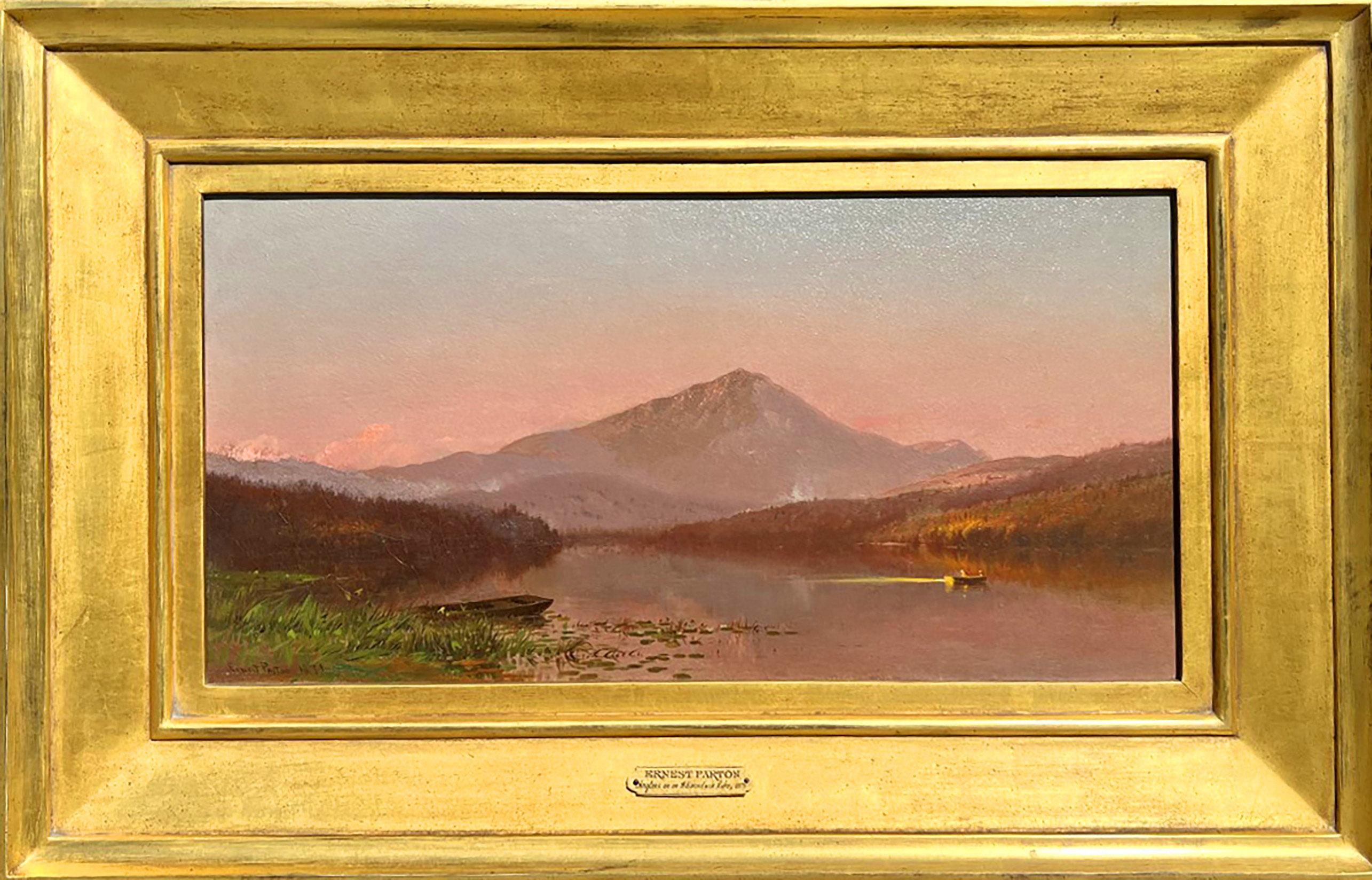 L'œuvre "Anglers on an Adirondack Lake" de l'artiste Ernest Parton (1845-1933) de l'école de la rivière Hudson est une huile sur toile, mesure 10 x 20 pouces, et est signée et datée 1871 en bas à gauche. L'œuvre est encadrée dans un cadre d'époque