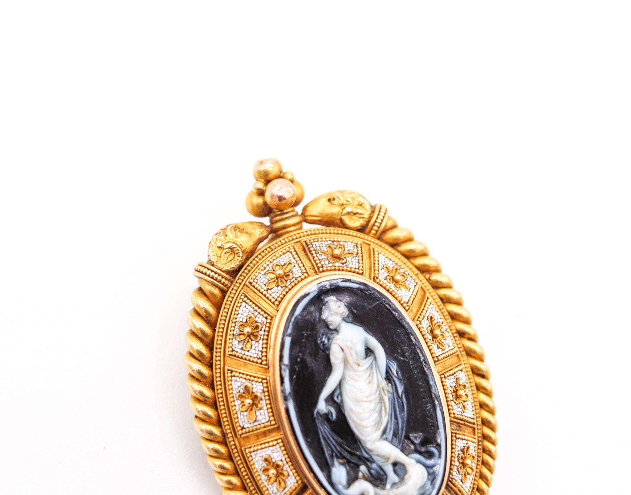 ERNEST PIERRET 1880 Spilla con ciondolo a micro mosaico etrusco in oro 18Kt e sardonica in vendita 4