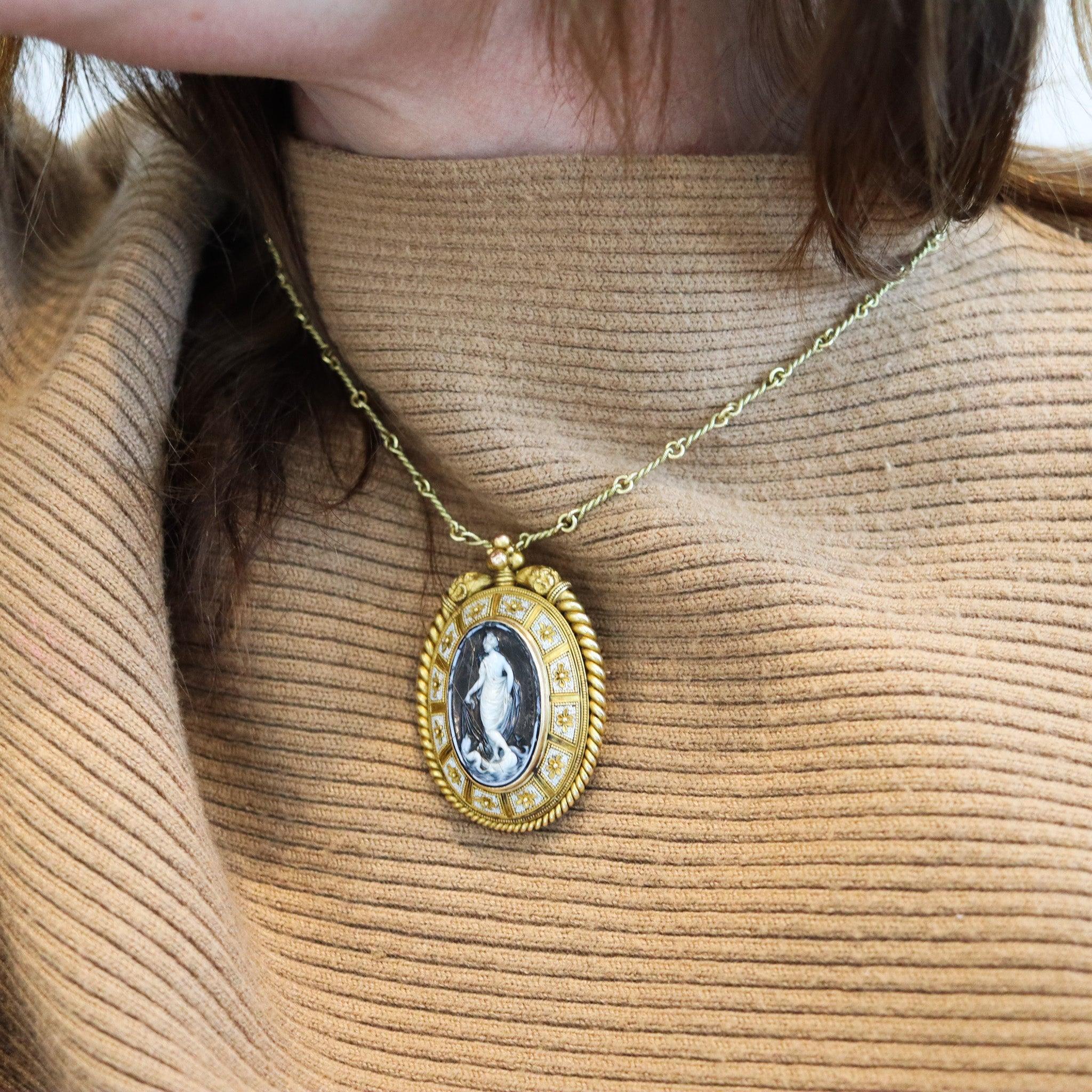 Spilla pendente in stile etrusco disegnata da Ernesto Pierret (1824-1898).

Si tratta di un eccezionale e rarissimo ciondolo-spilla creato a Roma Italia dal maestro gioielliere Ernest Pierret. Questo favoloso gioiello è stato magistralmente