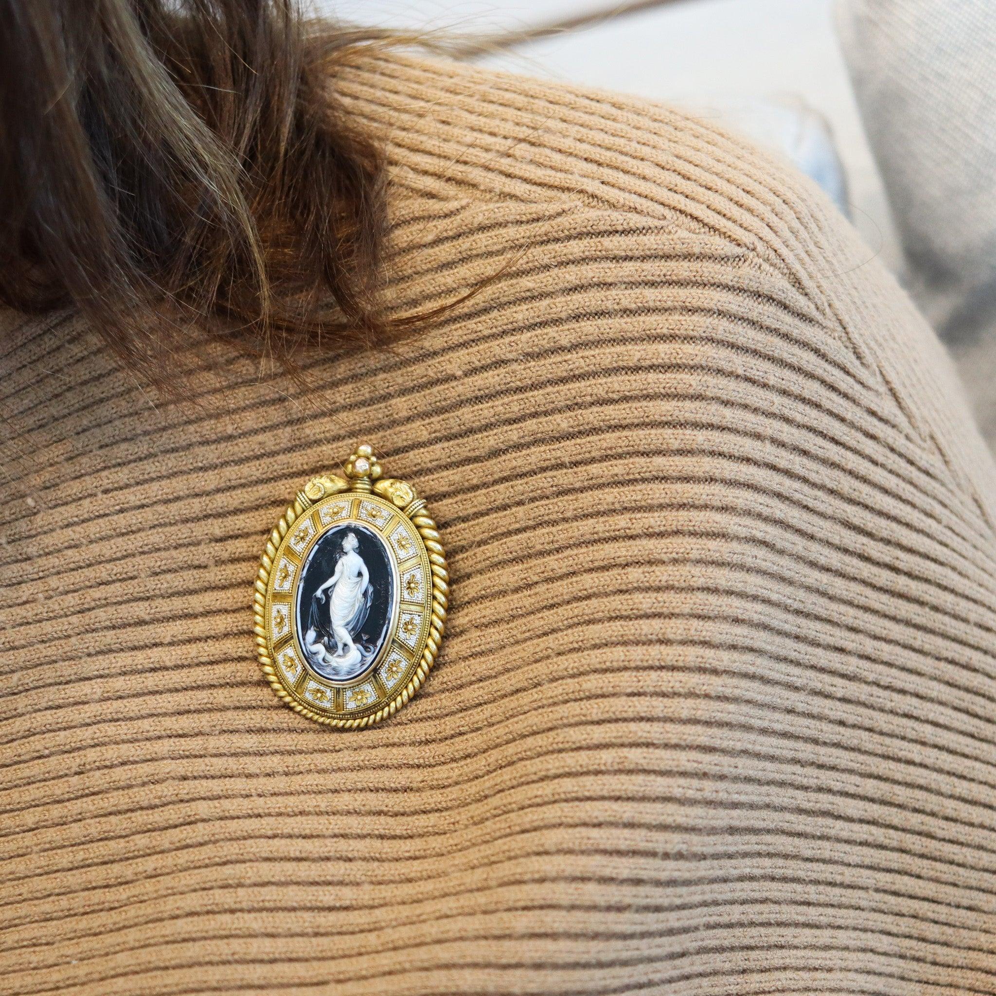 Grezzo ERNEST PIERRET 1880 Spilla con ciondolo a micro mosaico etrusco in oro 18Kt e sardonica in vendita