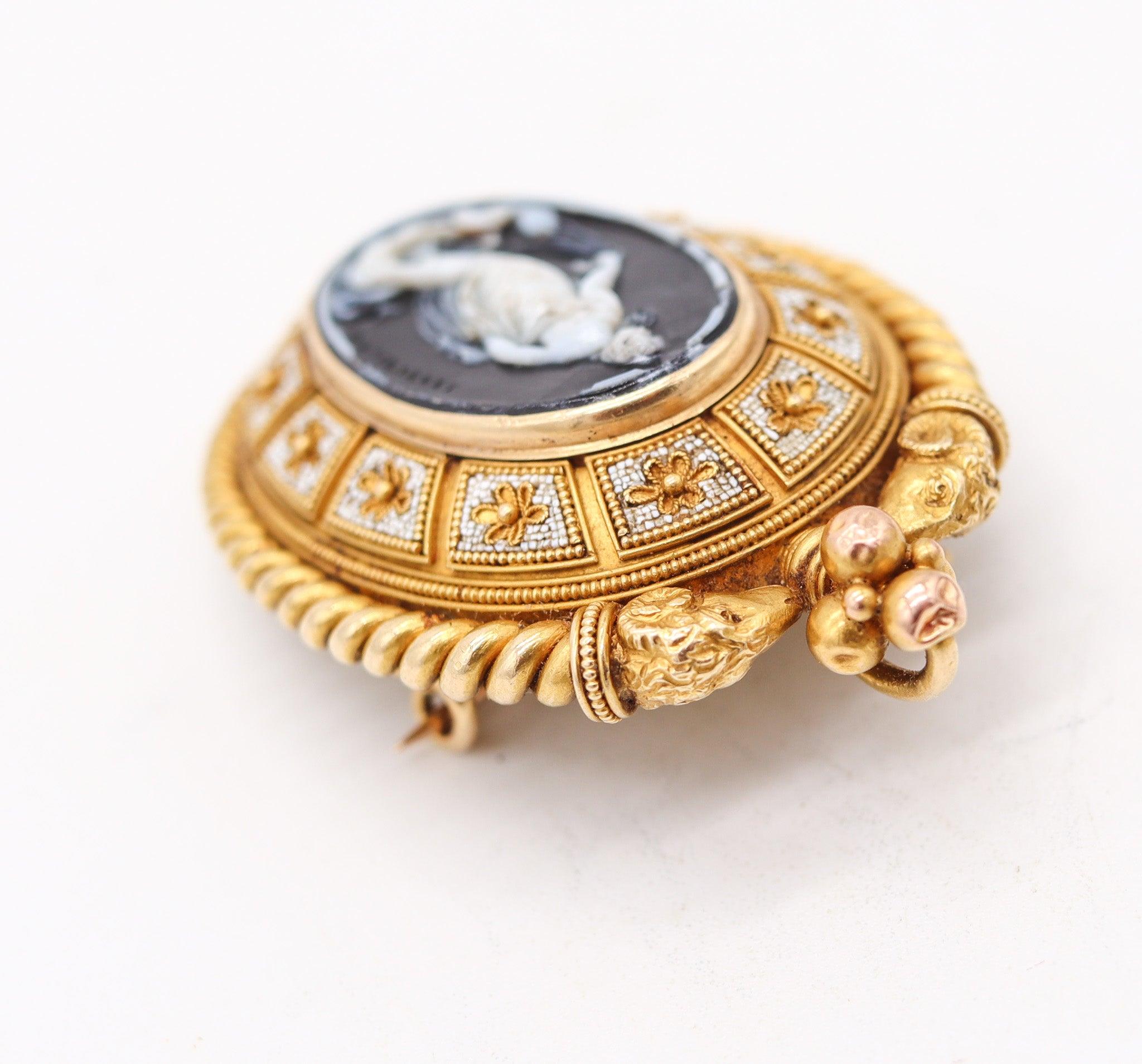 ERNEST PIERRET 1880 Spilla con ciondolo a micro mosaico etrusco in oro 18Kt e sardonica In condizioni ottime in vendita a Miami, FL