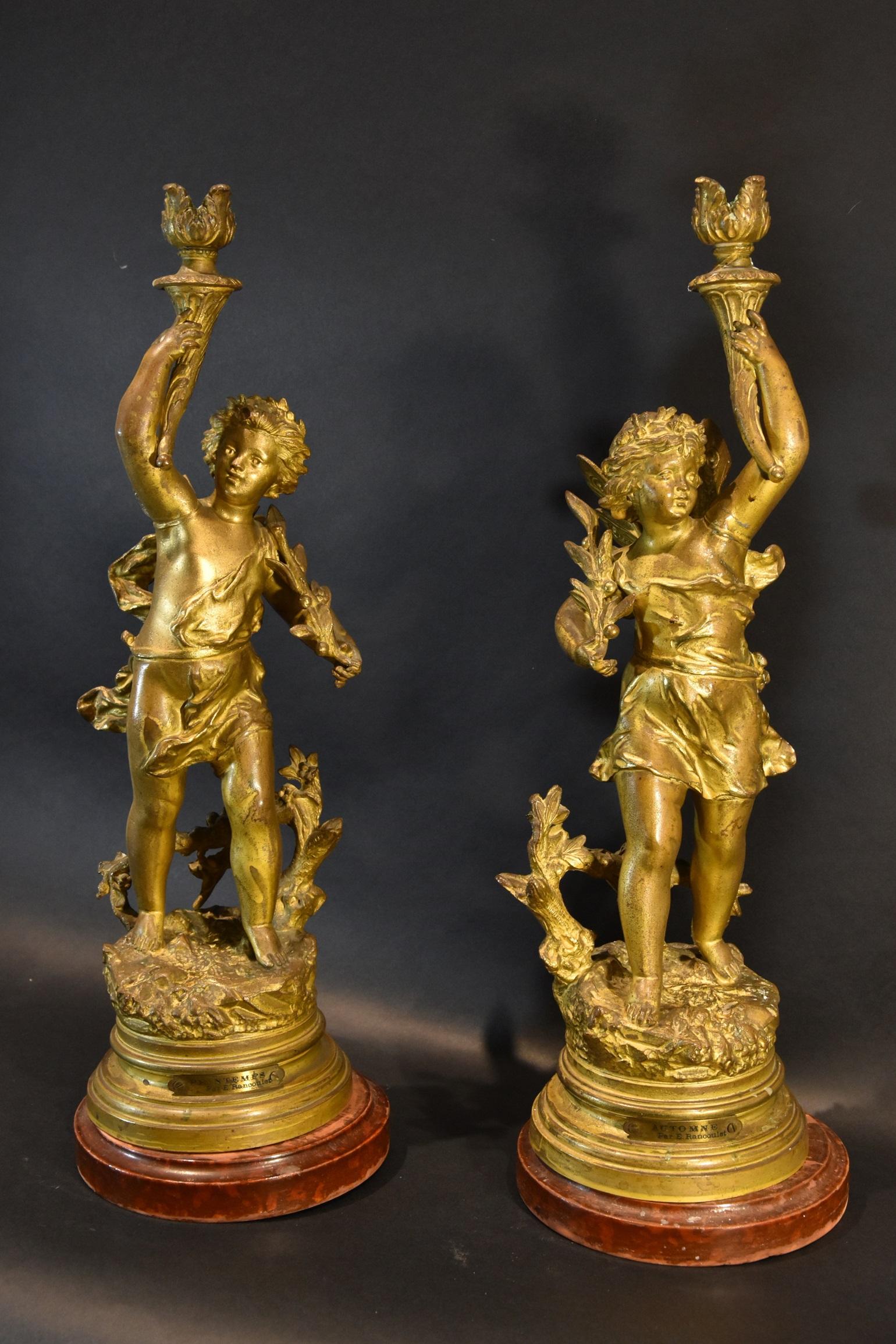 Ernest Rancoulet (Bordeaux 1842 - Bordeaux 1905)
Signature au verso "Rancoulet".

Paire de chandeliers en bronze représentant des cupidons ailés "Allégorie de l'automne et du printemps".

Bronze doré
Hauteur totale 41 cm.

Bon état général, présente