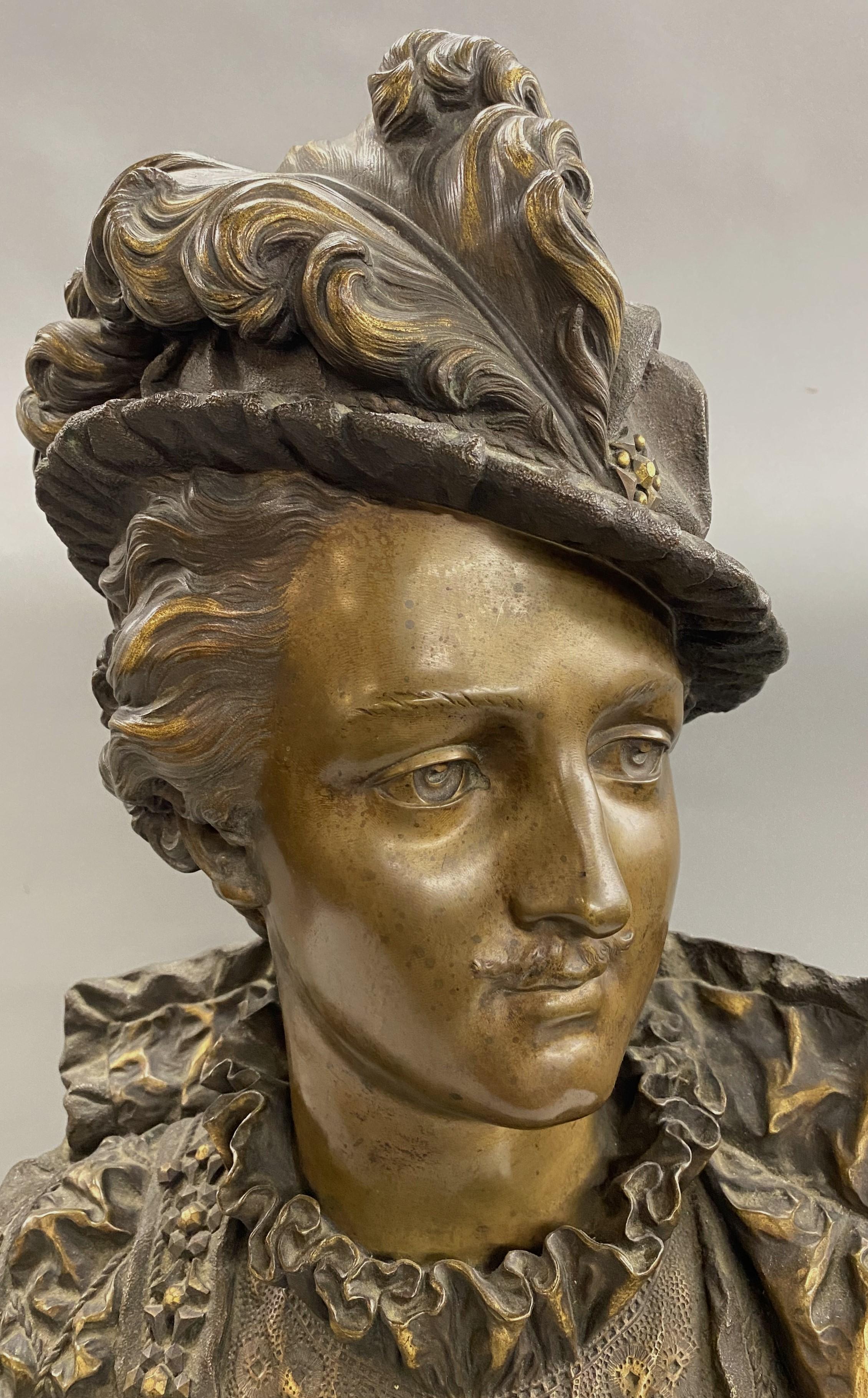 Raffinato busto in bronzo patinato di un nobile francese realizzato dallo scultore francese Ernest Rancoulet (1870-1915). Rancoulet nacque a Bordeaux, in Francia, ed era conosciuto soprattutto per le sue figure neoclassiche in bronzo di creature