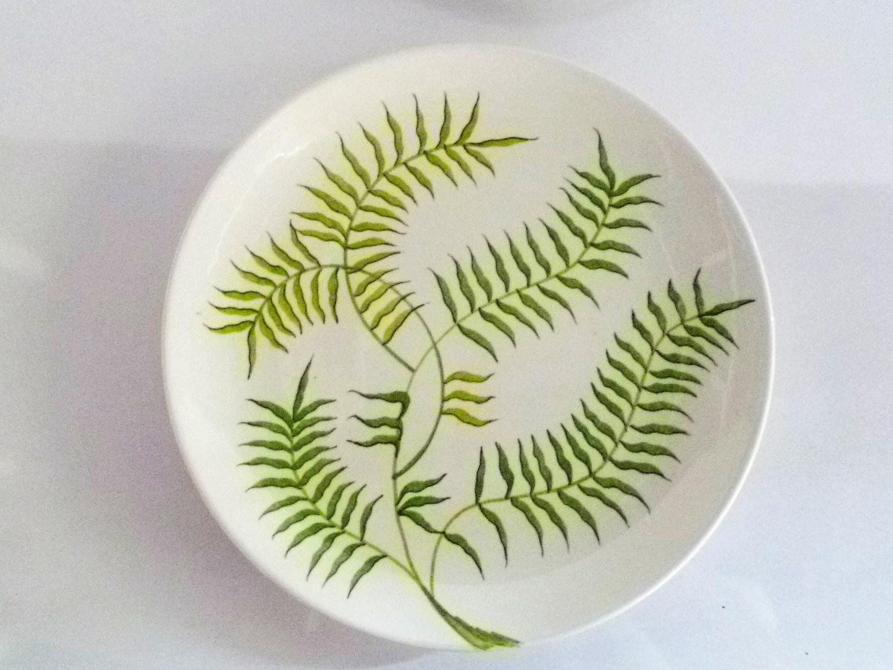 Mid-Century Modern Ernestine Ceramiche 8 Dinner / Serving Plates Fern Pattern Salerno, Italy, 1960s