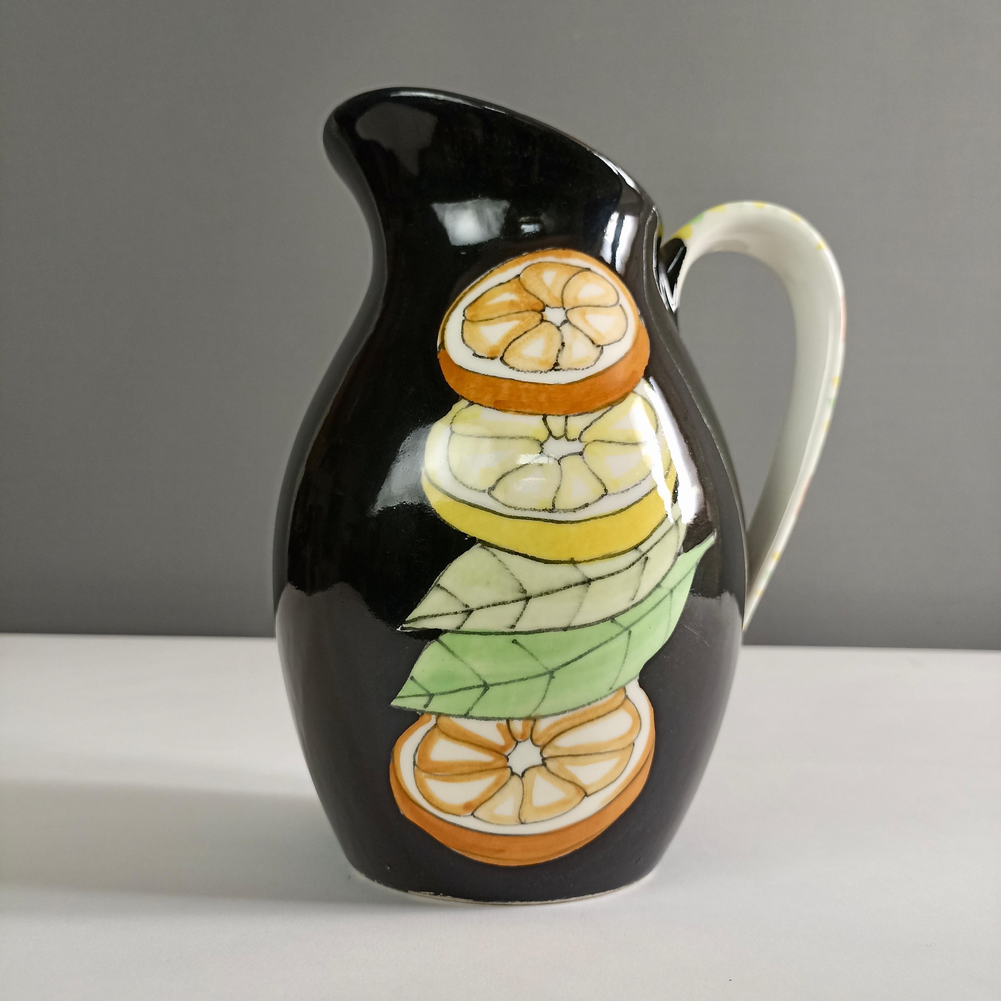 Mid-Century Modern Ernestine Ceramics attribuable des années 50, rare pichet en majolique peint à la main avec des citrons. en vente