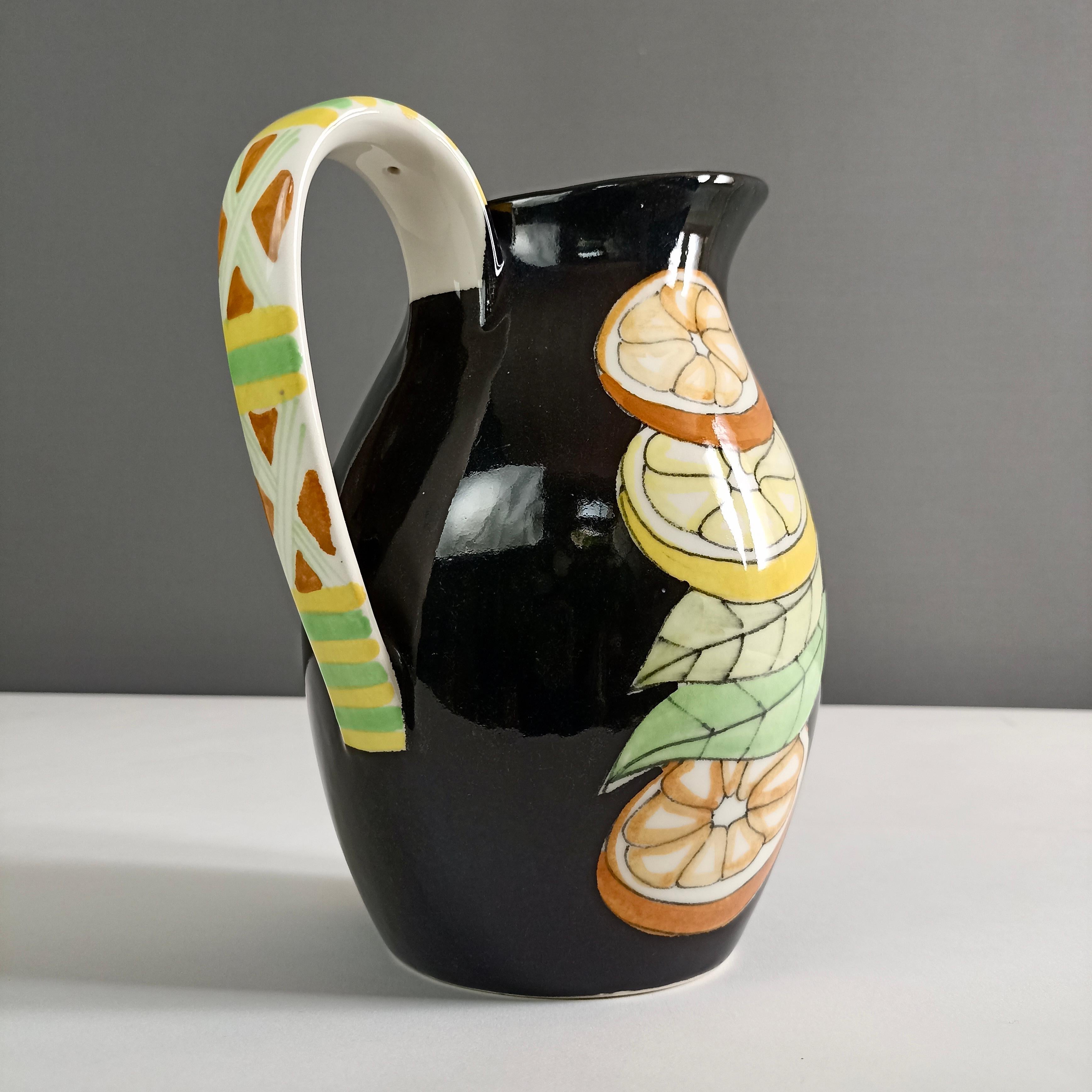 Ernestine Ceramics attributable 50s rare hand-painted majolica jug with citrus. In Good Condition For Sale In Caprino Veronese, VR