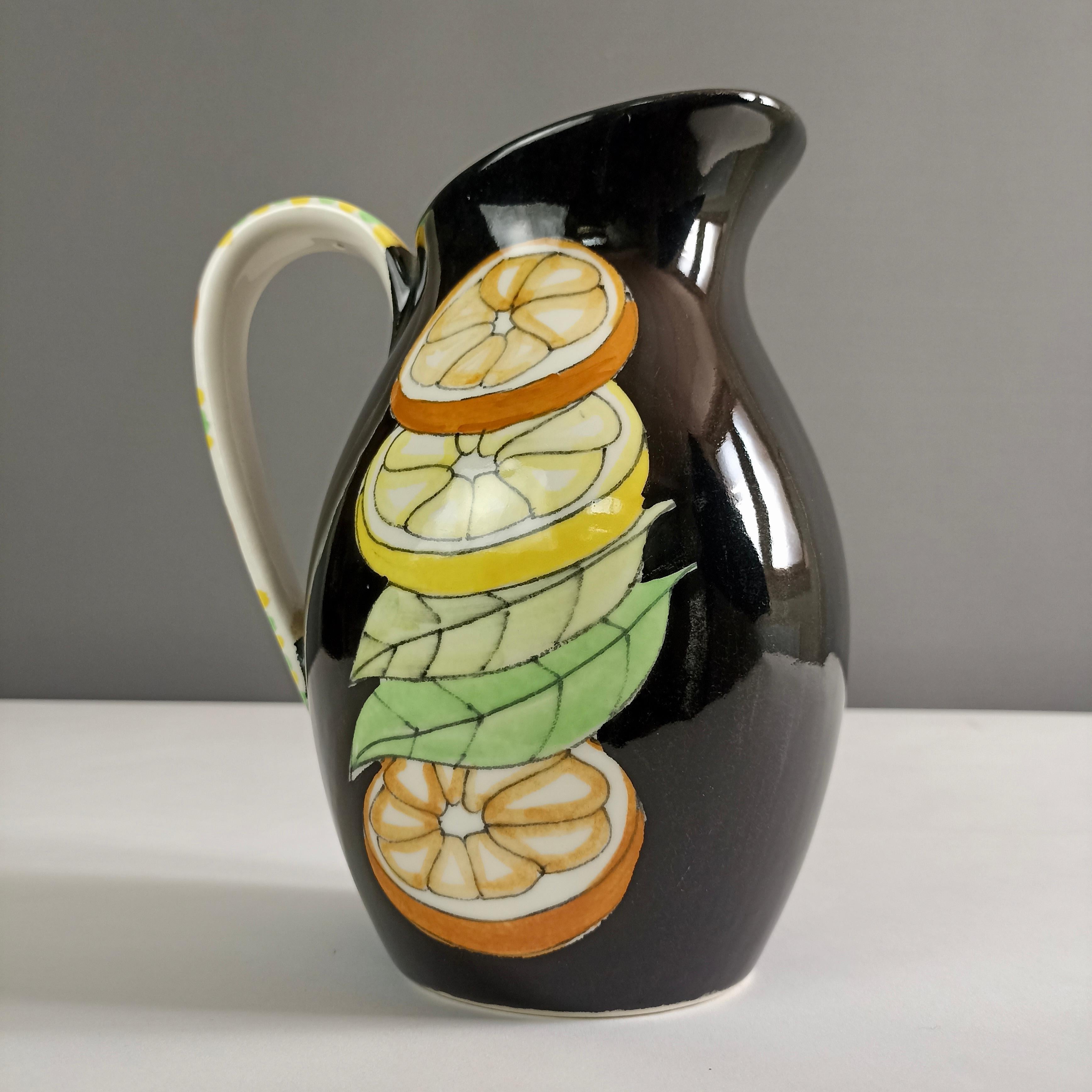 Milieu du XXe siècle Ernestine Ceramics attribuable des années 50, rare pichet en majolique peint à la main avec des citrons. en vente