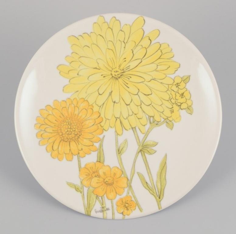 Ernestine Salerno, Italien. Ein Satz von fünf Keramiktellern.
Handbemalt mit Sonnenblumen.
Gezeichnet 