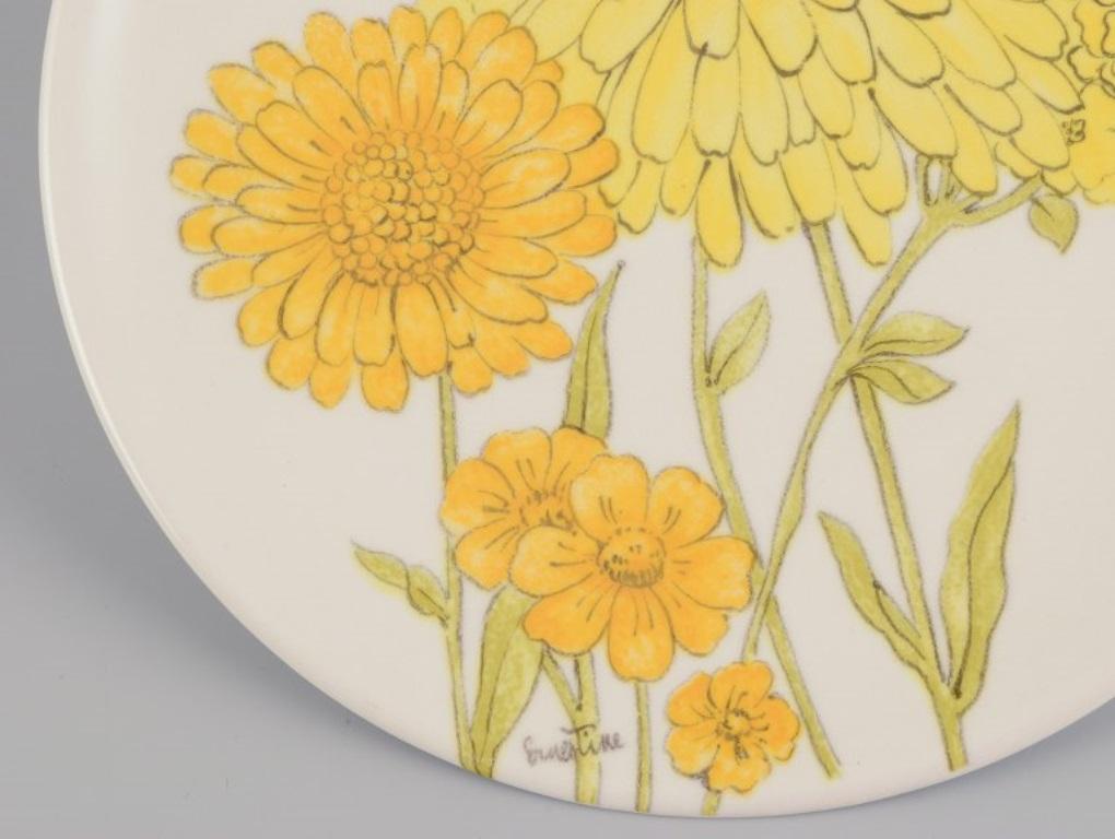 Ernestine Salerno, Italien. Fünf Keramikteller mit Blumen. (Glasiert) im Angebot