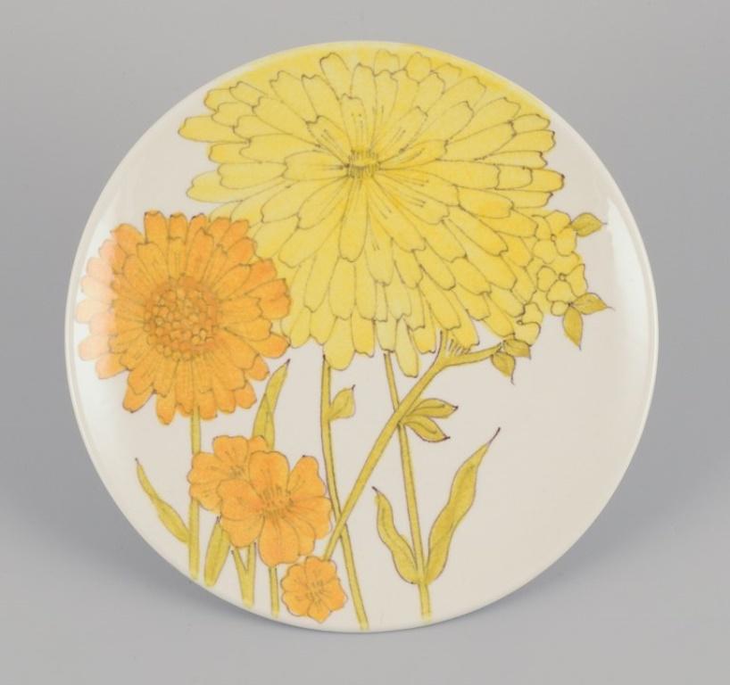 Ernestine Salerno, Italien. 
Ein Satz von fünf Keramiktellern. Handbemalt mit Sonnenblumen.
Gezeichnet 