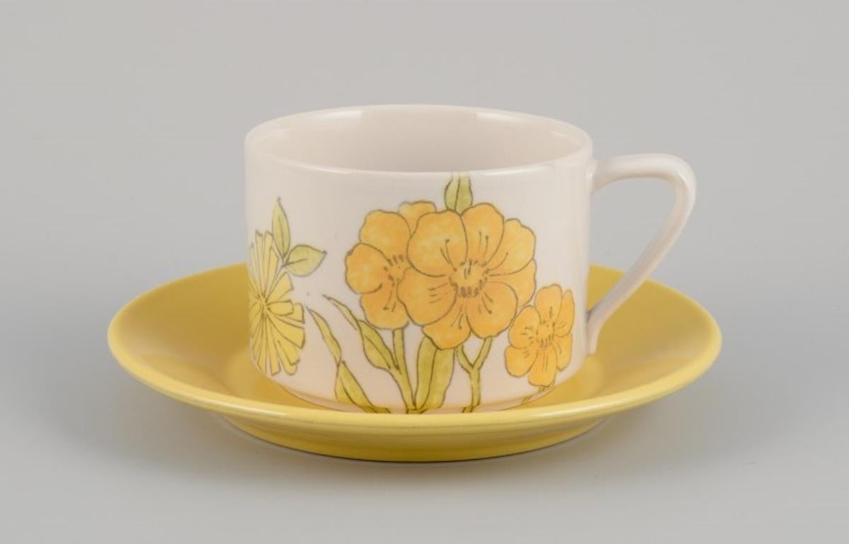 Ernestine Salerno, Italy. Three large coffee cups/morning cups with saucers. Hand-painted with sunflowers.
Signed.
1970s.
Perfect condition.
Cup: 9.0 cm without the handle x 7.0 cm in height.
Saucer: Diameter 17.5 cm.