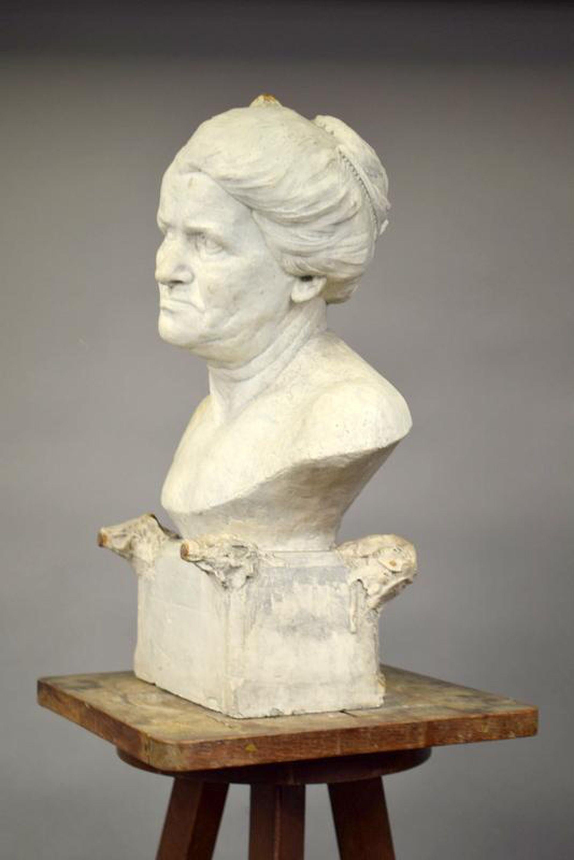 Français Ernestine Sirine- Real « Bust of a Woman » (Le buste d'une femme), plâtre non signé en vente