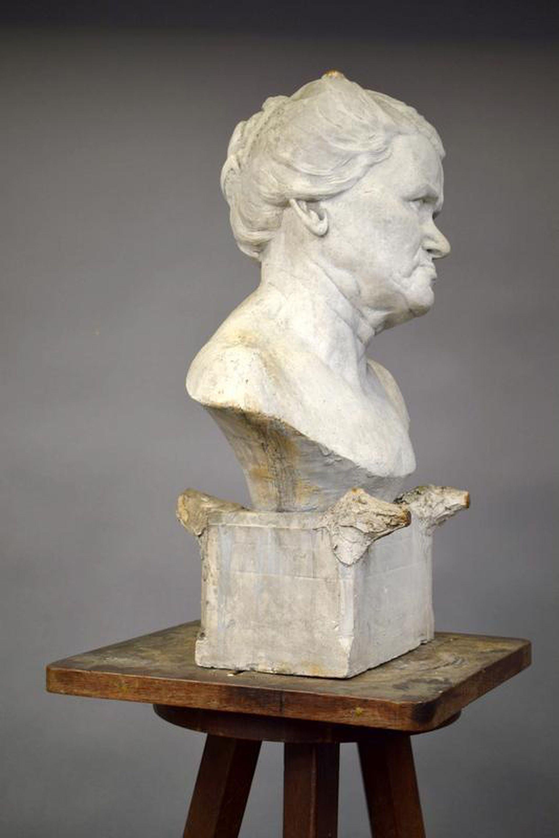 Milieu du XXe siècle Ernestine Sirine- Real « Bust of a Woman » (Le buste d'une femme), plâtre non signé en vente